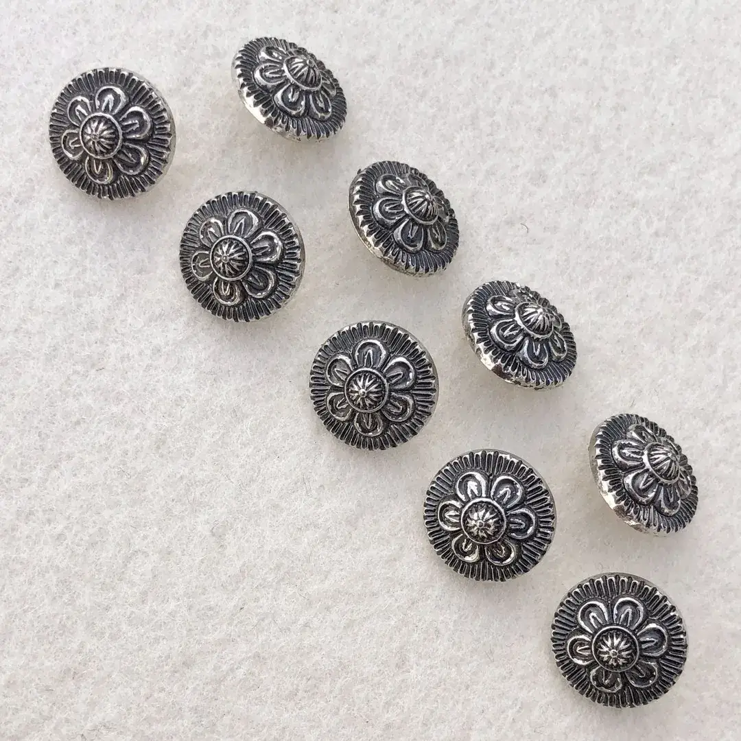 Dirndlknopf Trachtenknopf antik-silber No. 80 – Bild 7 – Chiemgauer Heimatwerk Trachten-Onlineshop Dirndlknopf Trachtenknopf antik-silber No. 80 - Bild 7 - Chiemgauer Heimatwerk Trachten-Onlineshop