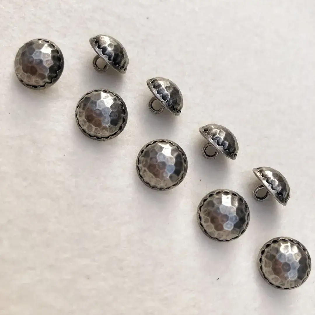 Dirndlknopf Trachtenknopf antik-silber No. 84 – Bild 7 – Chiemgauer Heimatwerk Trachten-Onlineshop Dirndlknopf Trachtenknopf antik-silber No. 84 - Bild 7 - Chiemgauer Heimatwerk Trachten-Onlineshop