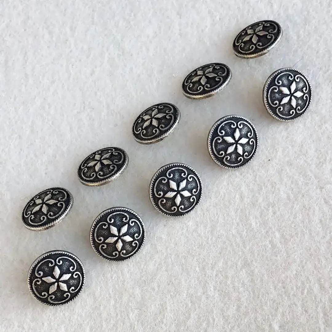 Dirndlknopf Trachtenknopf antik-silber No. 89 – Bild 13 – Chiemgauer Heimatwerk Trachten-Onlineshop Dirndlknopf Trachtenknopf antik-silber No. 89 - Bild 13 - Chiemgauer Heimatwerk Trachten-Onlineshop