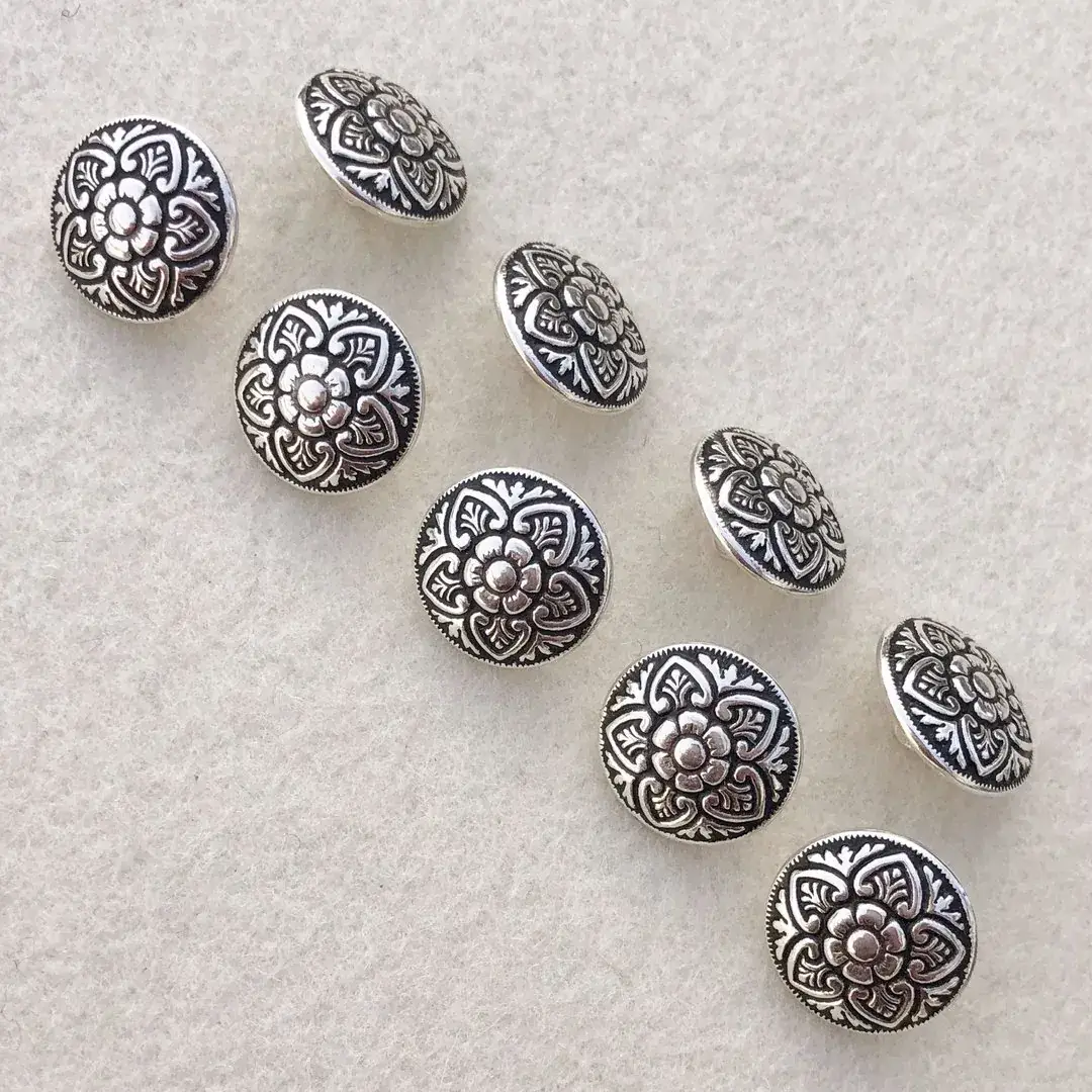 Dirndlknopf Trachtenknopf antik-silber No. 96 – Bild 7 – Chiemgauer Heimatwerk Trachten-Onlineshop Dirndlknopf Trachtenknopf antik-silber No. 96 - Bild 7 - Chiemgauer Heimatwerk Trachten-Onlineshop