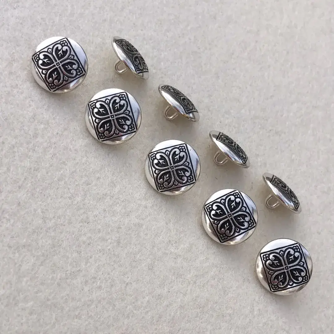 Dirndlknopf Trachtenknopf antik-silber No. 97 – Bild 7 – Chiemgauer Heimatwerk Trachten-Onlineshop Dirndlknopf Trachtenknopf antik-silber No. 97 - Bild 7 - Chiemgauer Heimatwerk Trachten-Onlineshop