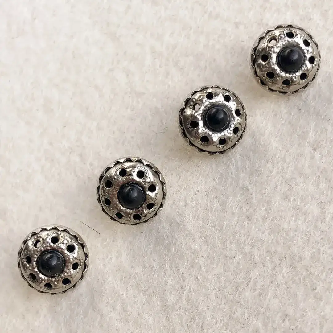 Dirndlknopf Trachtenknopf mit schwarzer Perle – Bild 12 – Chiemgauer Heimatwerk Trachten-Onlineshop Dirndlknopf Trachtenknopf mit schwarzer Perle - Bild 12 - Chiemgauer Heimatwerk Trachten-Onlineshop