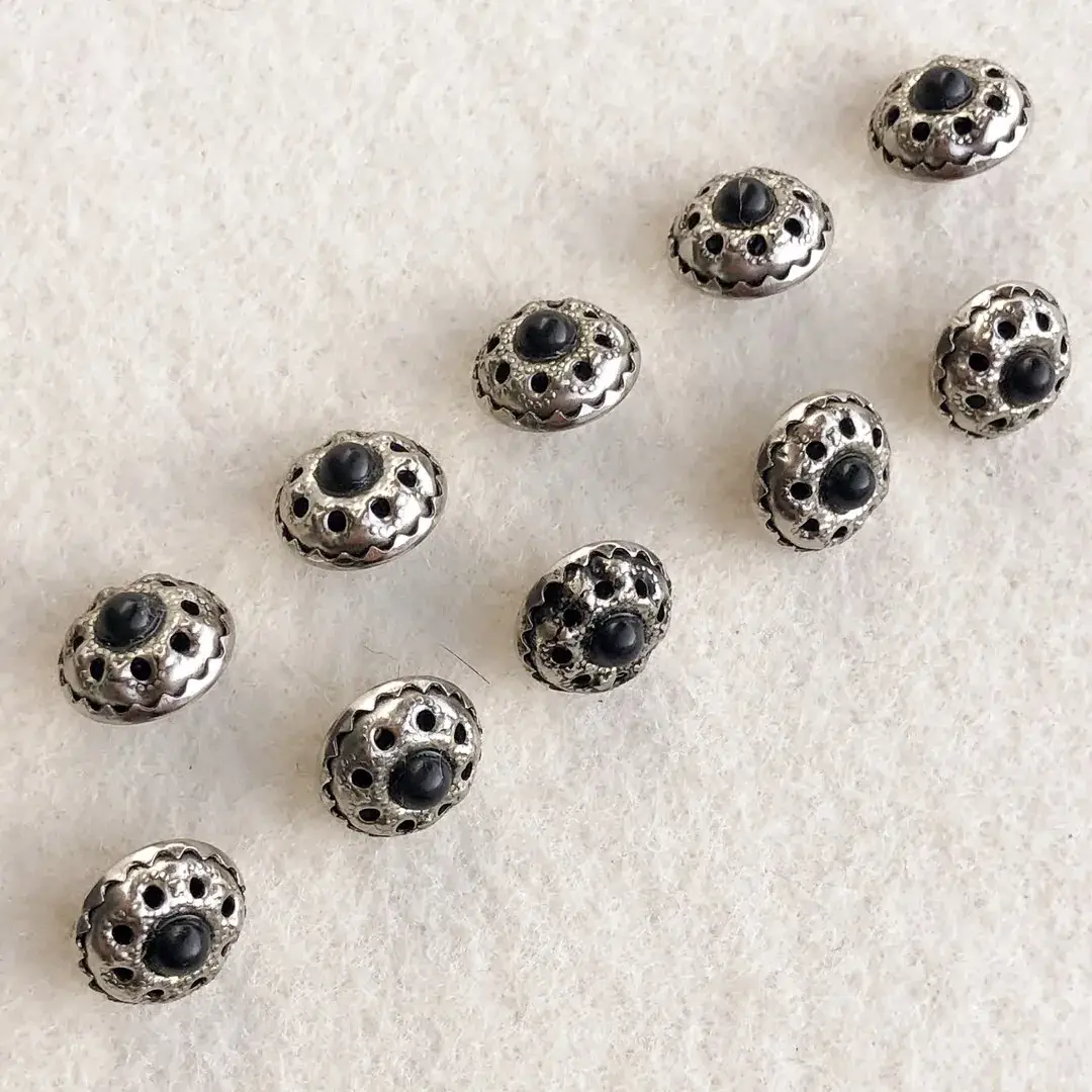 Dirndlknopf Trachtenknopf mit schwarzer Perle – Bild 7 – Chiemgauer Heimatwerk Trachten-Onlineshop Dirndlknopf Trachtenknopf mit schwarzer Perle - Bild 7 - Chiemgauer Heimatwerk Trachten-Onlineshop