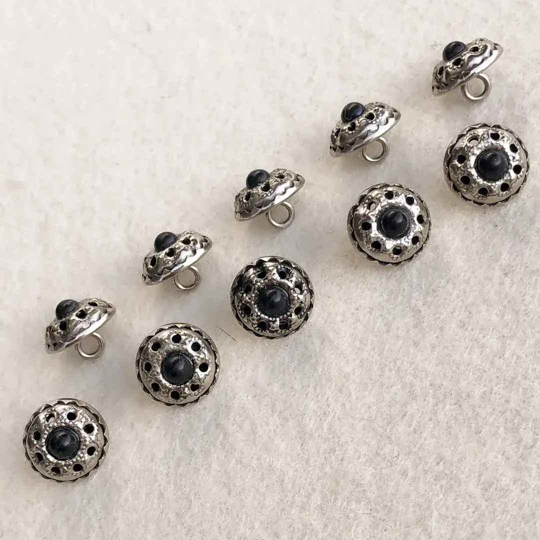 Dirndlknopf Trachtenknopf mit schwarzer Perle – Bild 9 – Chiemgauer Heimatwerk Trachten-Onlineshop Dirndlknopf Trachtenknopf mit schwarzer Perle - Bild 9 - Chiemgauer Heimatwerk Trachten-Onlineshop