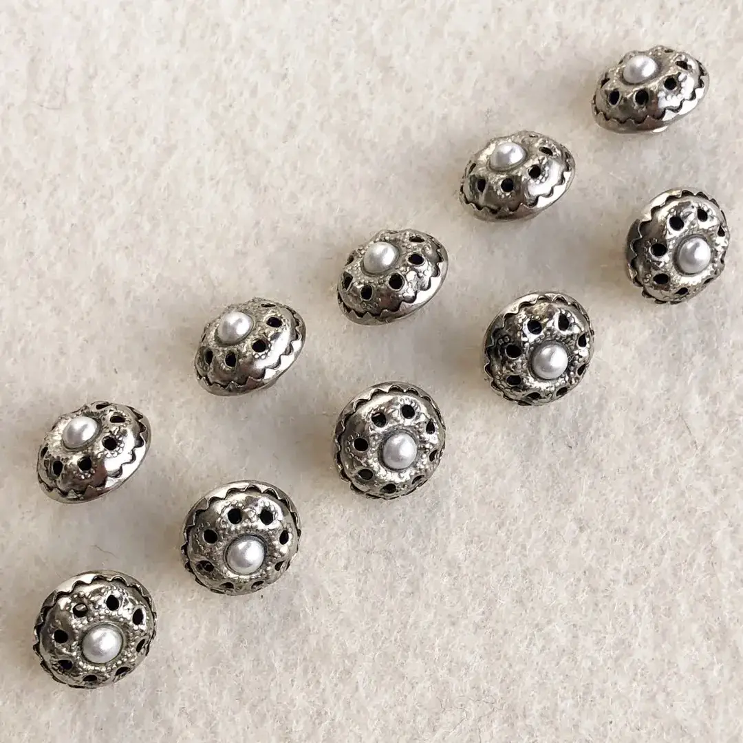 Dirndlknopf Trachtenknopf mit weißer Perle No. 4 – Bild 6 – Chiemgauer Heimatwerk Trachten-Onlineshop Dirndlknopf Trachtenknopf mit weißer Perle No. 4 - Bild 6 - Chiemgauer Heimatwerk Trachten-Onlineshop