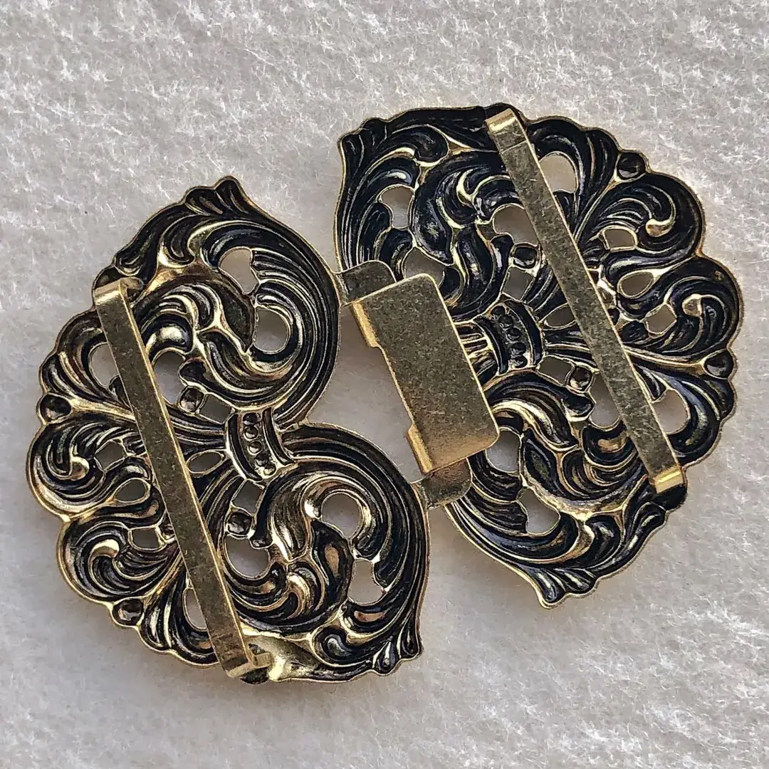 Dirndlschließe Schürzenschließe altgold No. 10 – Bild 16 – Chiemgauer Heimatwerk Trachten-Onlineshop Dirndlschließe Schürzenschließe altgold No. 10 - Bild 16 - Chiemgauer Heimatwerk Trachten-Onlineshop