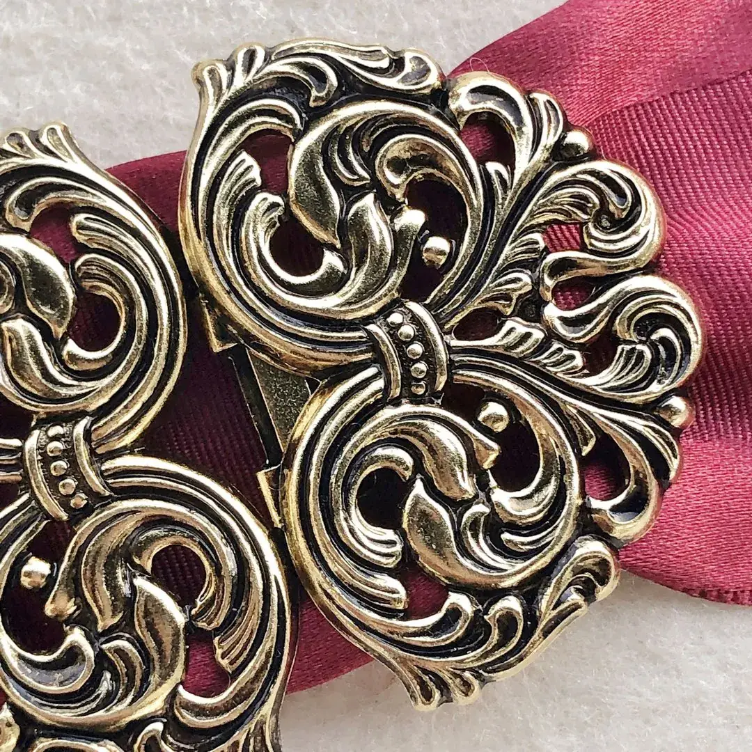 Dirndlschließe Schürzenschließe altgold No. 10 – Bild 5 – Chiemgauer Heimatwerk Trachten-Onlineshop Dirndlschließe Schürzenschließe altgold No. 10 - Bild 5 - Chiemgauer Heimatwerk Trachten-Onlineshop