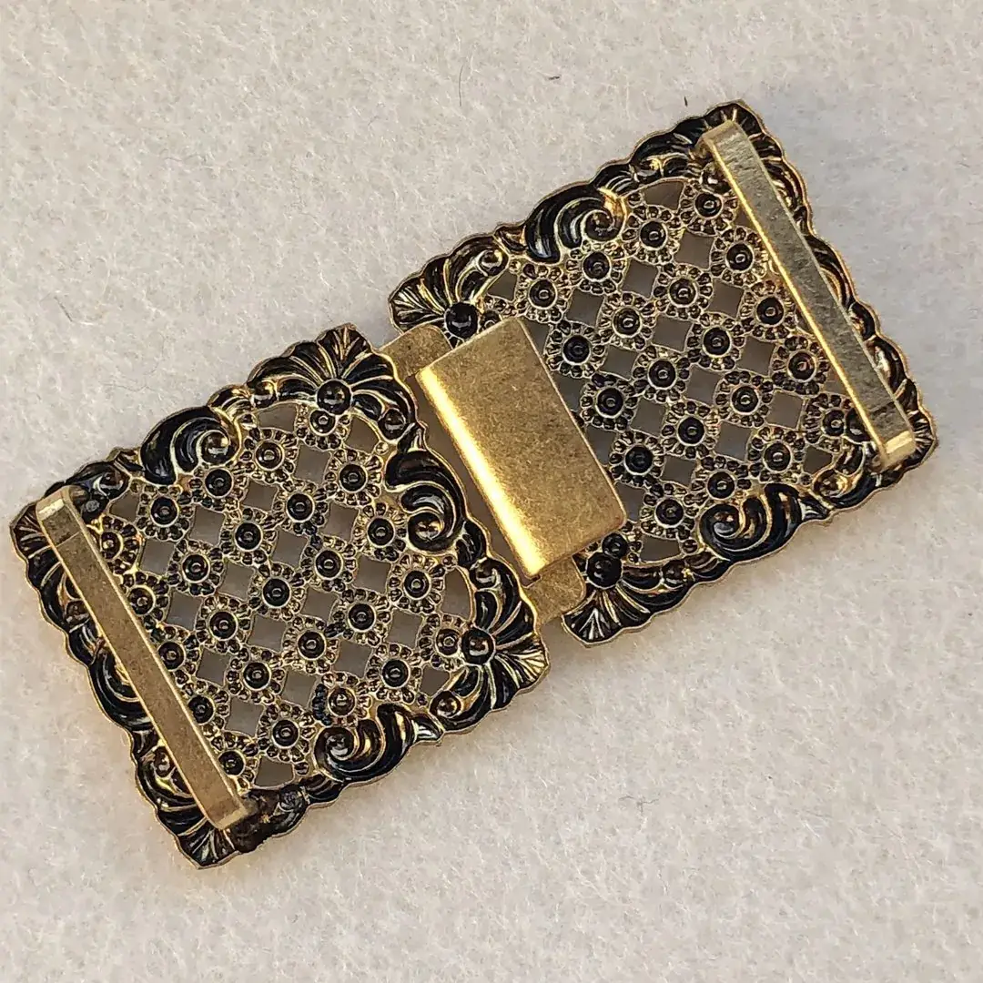 Dirndlschließe Schürzenschließe altgold No. 11 – Bild 11 – Chiemgauer Heimatwerk Trachten-Onlineshop Dirndlschließe Schürzenschließe altgold No. 11 - Bild 11 - Chiemgauer Heimatwerk Trachten-Onlineshop