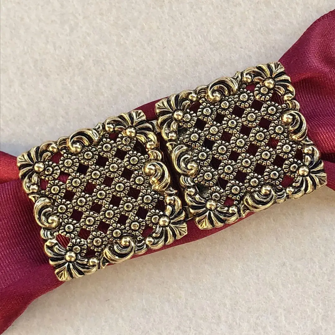Dirndlschließe Schürzenschließe altgold No. 11 – Bild 14 – Chiemgauer Heimatwerk Trachten-Onlineshop Dirndlschließe Schürzenschließe altgold No. 11 - Bild 14 - Chiemgauer Heimatwerk Trachten-Onlineshop