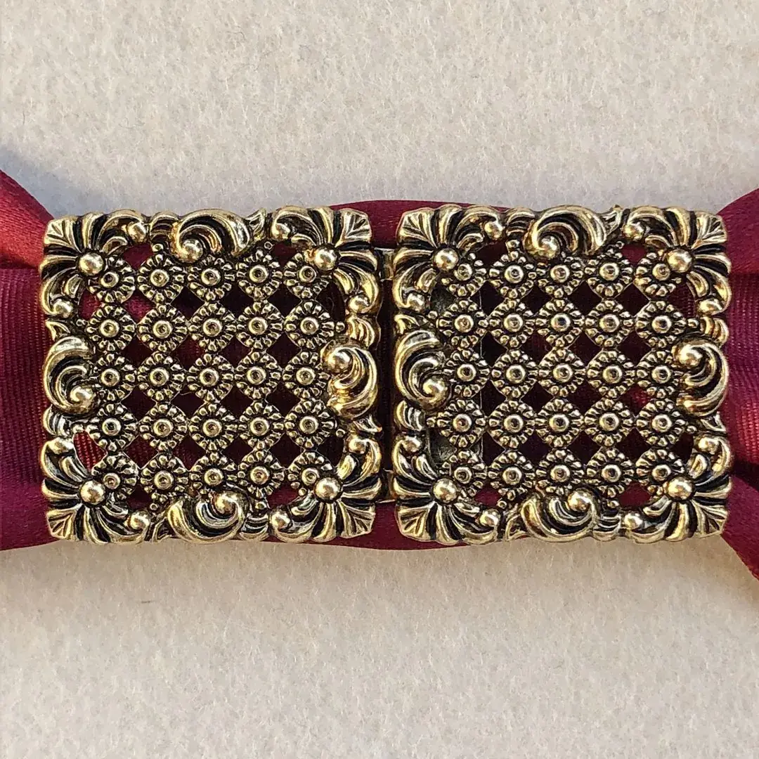 Dirndlschließe Schürzenschließe altgold No. 11 – Bild 5 – Chiemgauer Heimatwerk Trachten-Onlineshop Dirndlschließe Schürzenschließe altgold No. 11 - Bild 5 - Chiemgauer Heimatwerk Trachten-Onlineshop