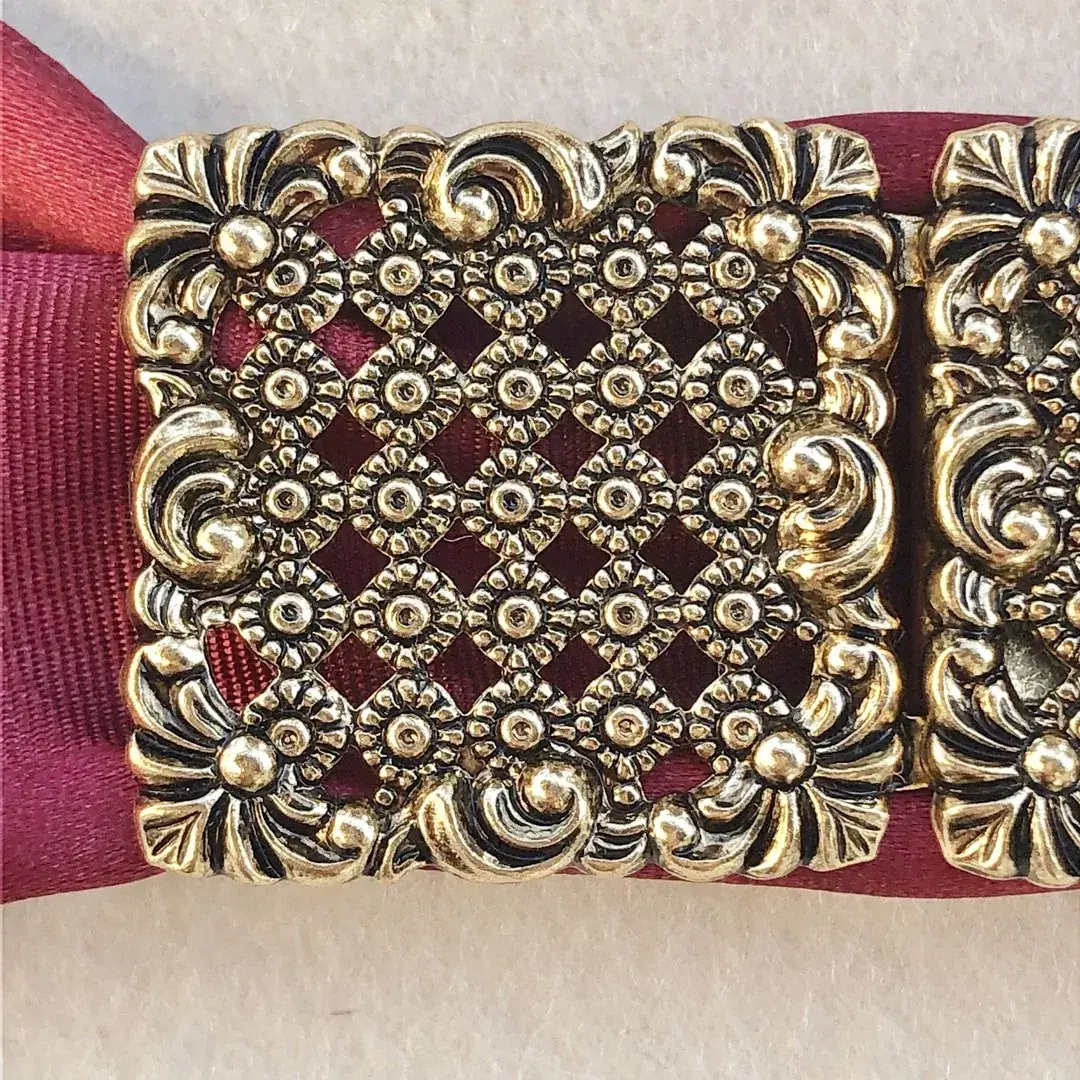 Dirndlschließe Schürzenschließe altgold No. 11 – Bild 7 – Chiemgauer Heimatwerk Trachten-Onlineshop Dirndlschließe Schürzenschließe altgold No. 11 - Bild 7 - Chiemgauer Heimatwerk Trachten-Onlineshop