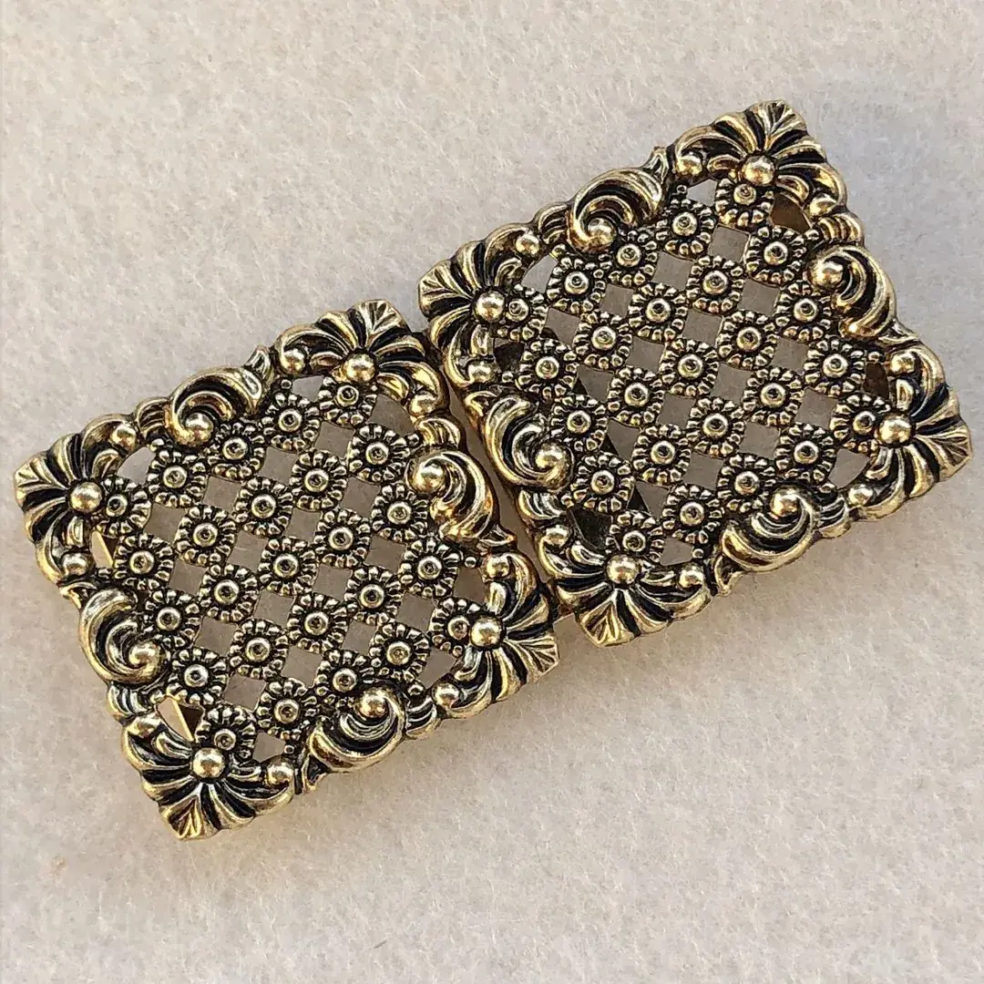 Dirndlschließe Schürzenschließe altgold No. 11 – Bild 9 – Chiemgauer Heimatwerk Trachten-Onlineshop Dirndlschließe Schürzenschließe altgold No. 11 - Bild 9 - Chiemgauer Heimatwerk Trachten-Onlineshop