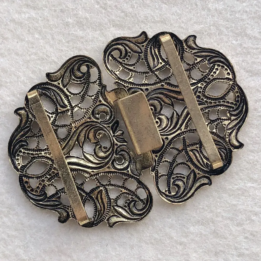 Dirndlschließe Schürzenschließe altgold No. 12 – Bild 18 – Chiemgauer Heimatwerk Trachten-Onlineshop Dirndlschließe Schürzenschließe altgold No. 12 - Bild 18 - Chiemgauer Heimatwerk Trachten-Onlineshop