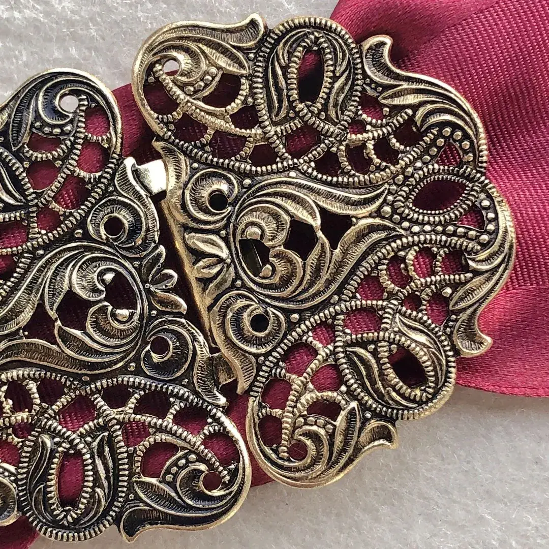 Dirndlschließe Schürzenschließe altgold No. 12 – Bild 4 – Chiemgauer Heimatwerk Trachten-Onlineshop Dirndlschließe Schürzenschließe altgold No. 12 - Bild 4 - Chiemgauer Heimatwerk Trachten-Onlineshop