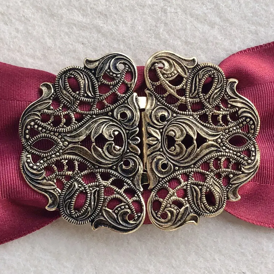 Dirndlschließe Schürzenschließe altgold No. 12 – Bild 9 – Chiemgauer Heimatwerk Trachten-Onlineshop Dirndlschließe Schürzenschließe altgold No. 12 - Bild 9 - Chiemgauer Heimatwerk Trachten-Onlineshop
