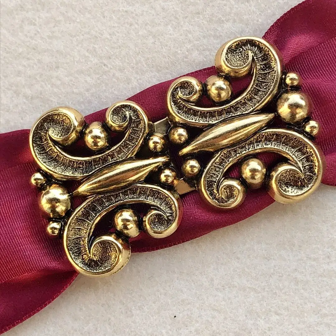 Dirndlschließe Schürzenschließe altgold No. 13 – Bild 13 – Chiemgauer Heimatwerk Trachten-Onlineshop Dirndlschließe Schürzenschließe altgold No. 13 - Bild 13 - Chiemgauer Heimatwerk Trachten-Onlineshop