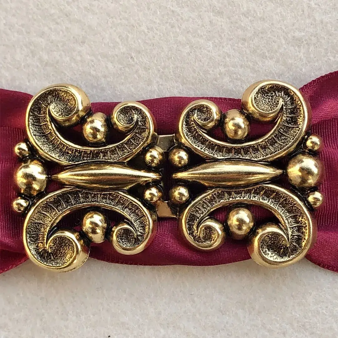 Dirndlschließe Schürzenschließe altgold No. 13 – Bild 17 – Chiemgauer Heimatwerk Trachten-Onlineshop Dirndlschließe Schürzenschließe altgold No. 13 - Bild 17 - Chiemgauer Heimatwerk Trachten-Onlineshop