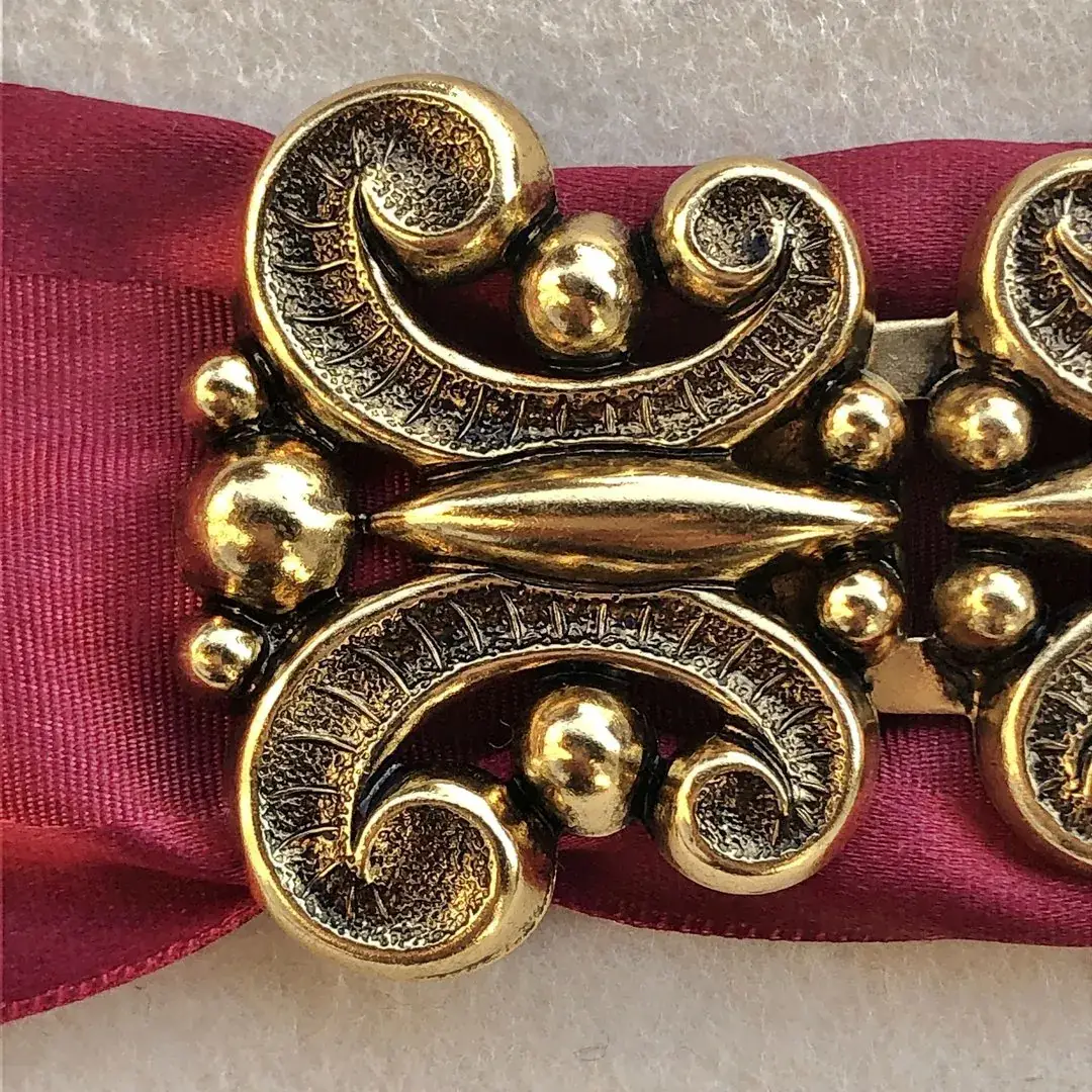 Dirndlschließe Schürzenschließe altgold No. 13 – Bild 18 – Chiemgauer Heimatwerk Trachten-Onlineshop Dirndlschließe Schürzenschließe altgold No. 13 - Bild 18 - Chiemgauer Heimatwerk Trachten-Onlineshop