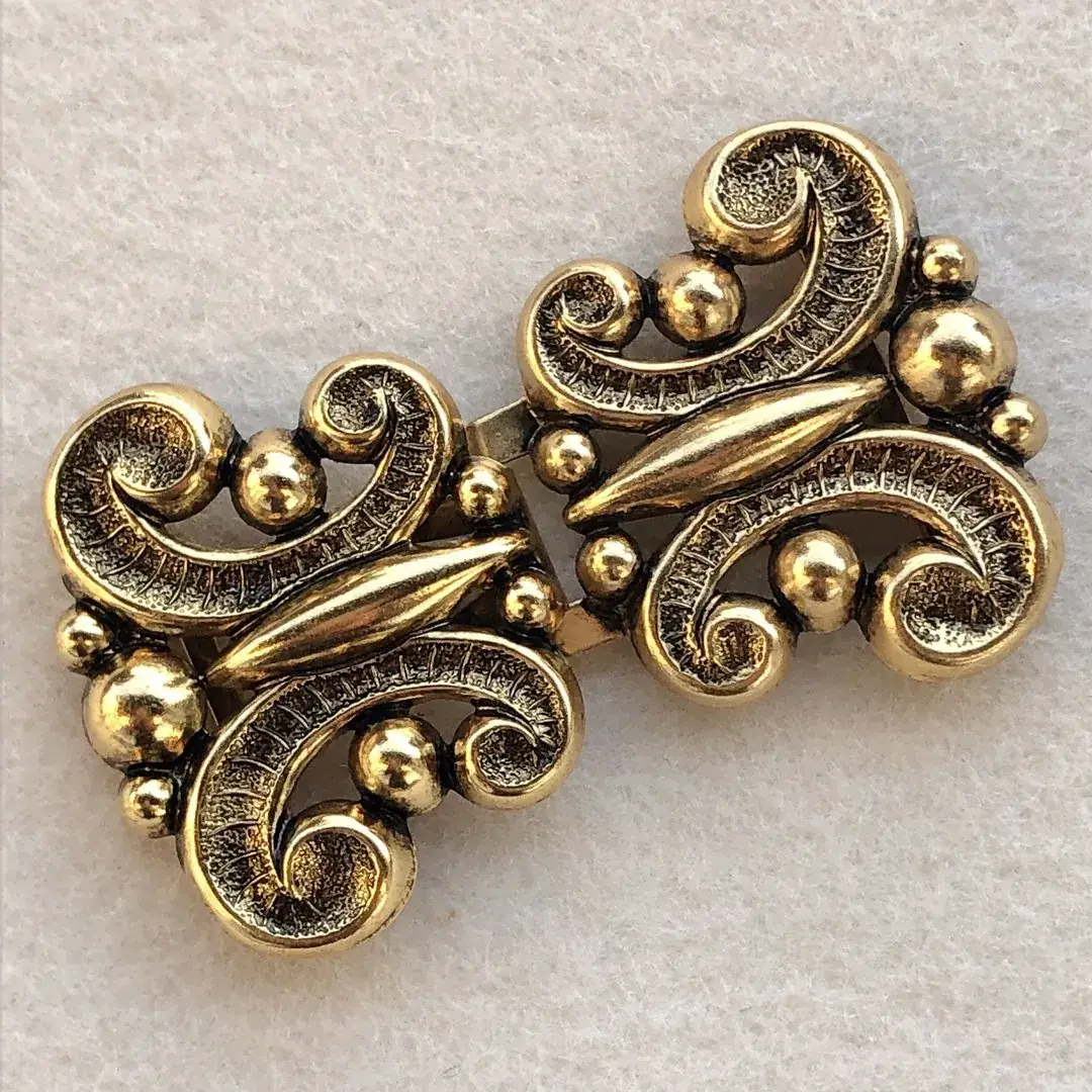 Dirndlschließe Schürzenschließe altgold No. 13 – Bild 4 – Chiemgauer Heimatwerk Trachten-Onlineshop Dirndlschließe Schürzenschließe altgold No. 13 - Bild 4 - Chiemgauer Heimatwerk Trachten-Onlineshop