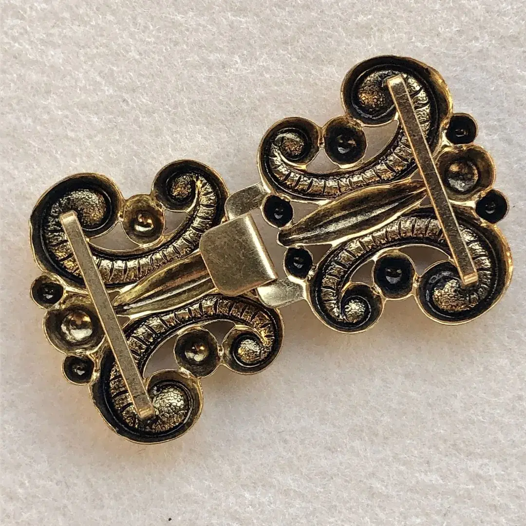 Dirndlschließe Schürzenschließe altgold No. 13 – Bild 8 – Chiemgauer Heimatwerk Trachten-Onlineshop Dirndlschließe Schürzenschließe altgold No. 13 - Bild 8 - Chiemgauer Heimatwerk Trachten-Onlineshop