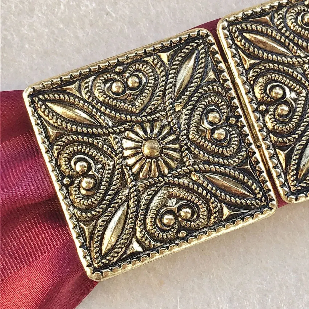 Dirndlschließe Schürzenschließe altgold No. 15 – Bild 13 – Chiemgauer Heimatwerk Trachten-Onlineshop Dirndlschließe Schürzenschließe altgold No. 15 - Bild 13 - Chiemgauer Heimatwerk Trachten-Onlineshop