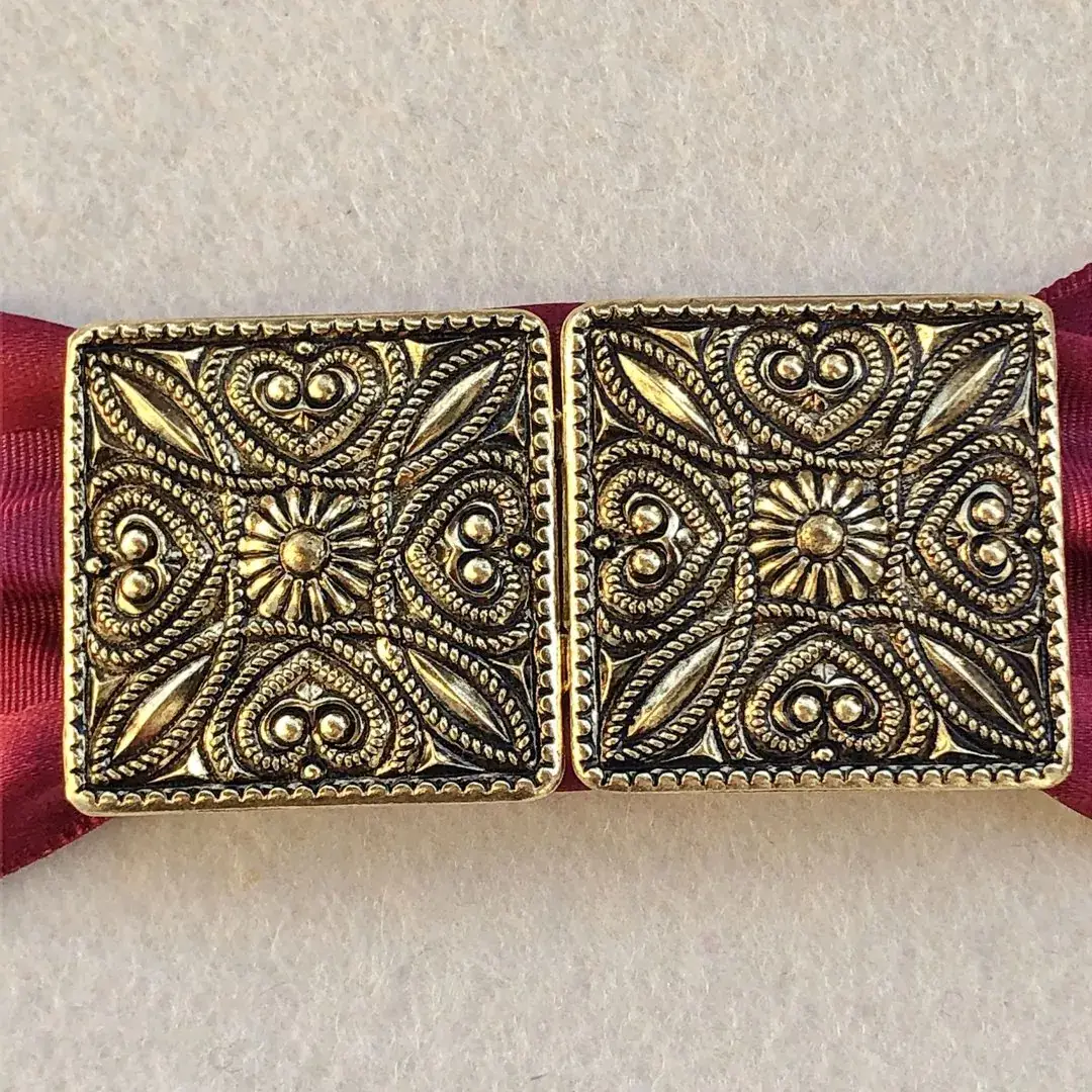 Dirndlschließe Schürzenschließe altgold No. 15 – Bild 4 – Chiemgauer Heimatwerk Trachten-Onlineshop Dirndlschließe Schürzenschließe altgold No. 15 - Bild 4 - Chiemgauer Heimatwerk Trachten-Onlineshop