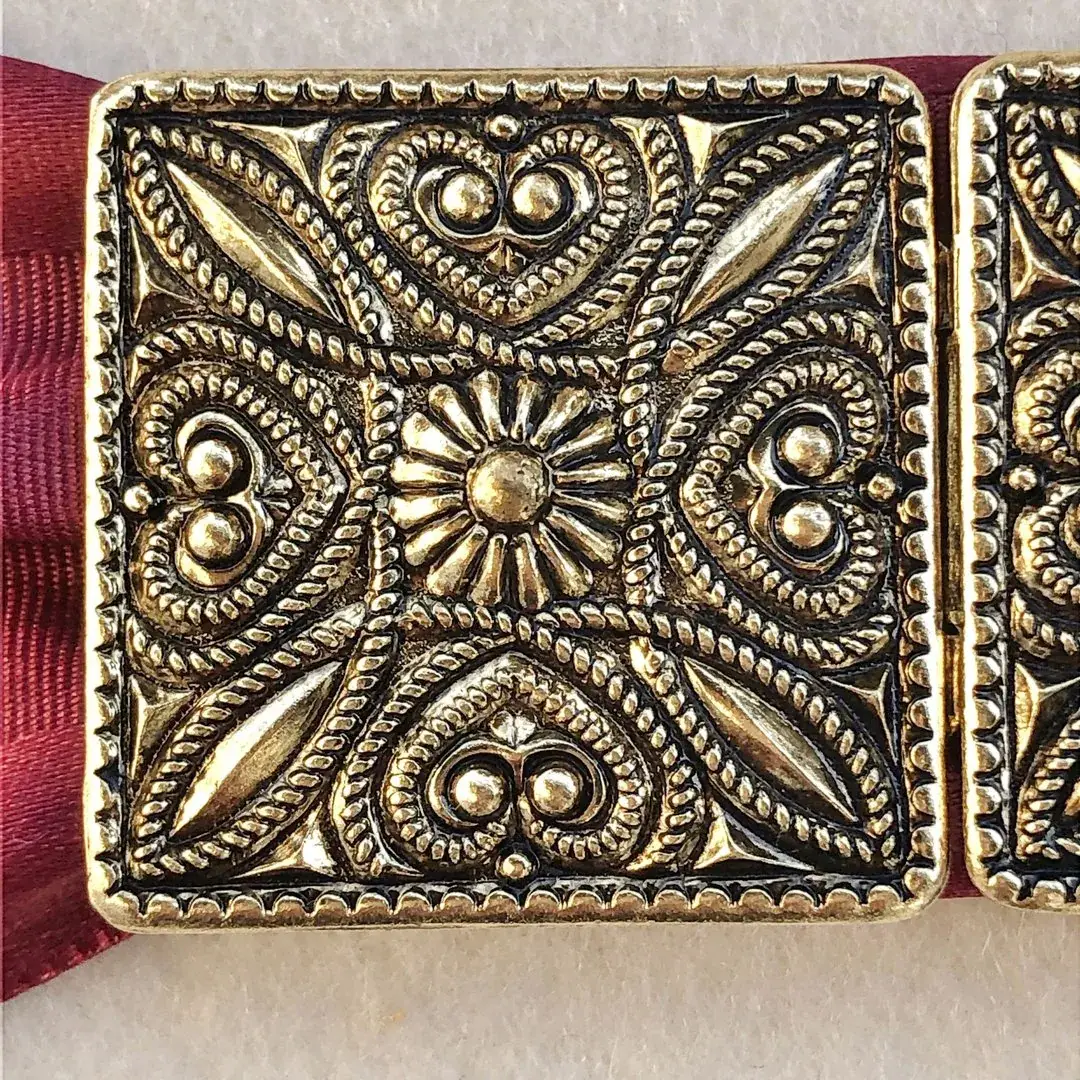 Dirndlschließe Schürzenschließe altgold No. 15 – Bild 5 – Chiemgauer Heimatwerk Trachten-Onlineshop Dirndlschließe Schürzenschließe altgold No. 15 - Bild 5 - Chiemgauer Heimatwerk Trachten-Onlineshop