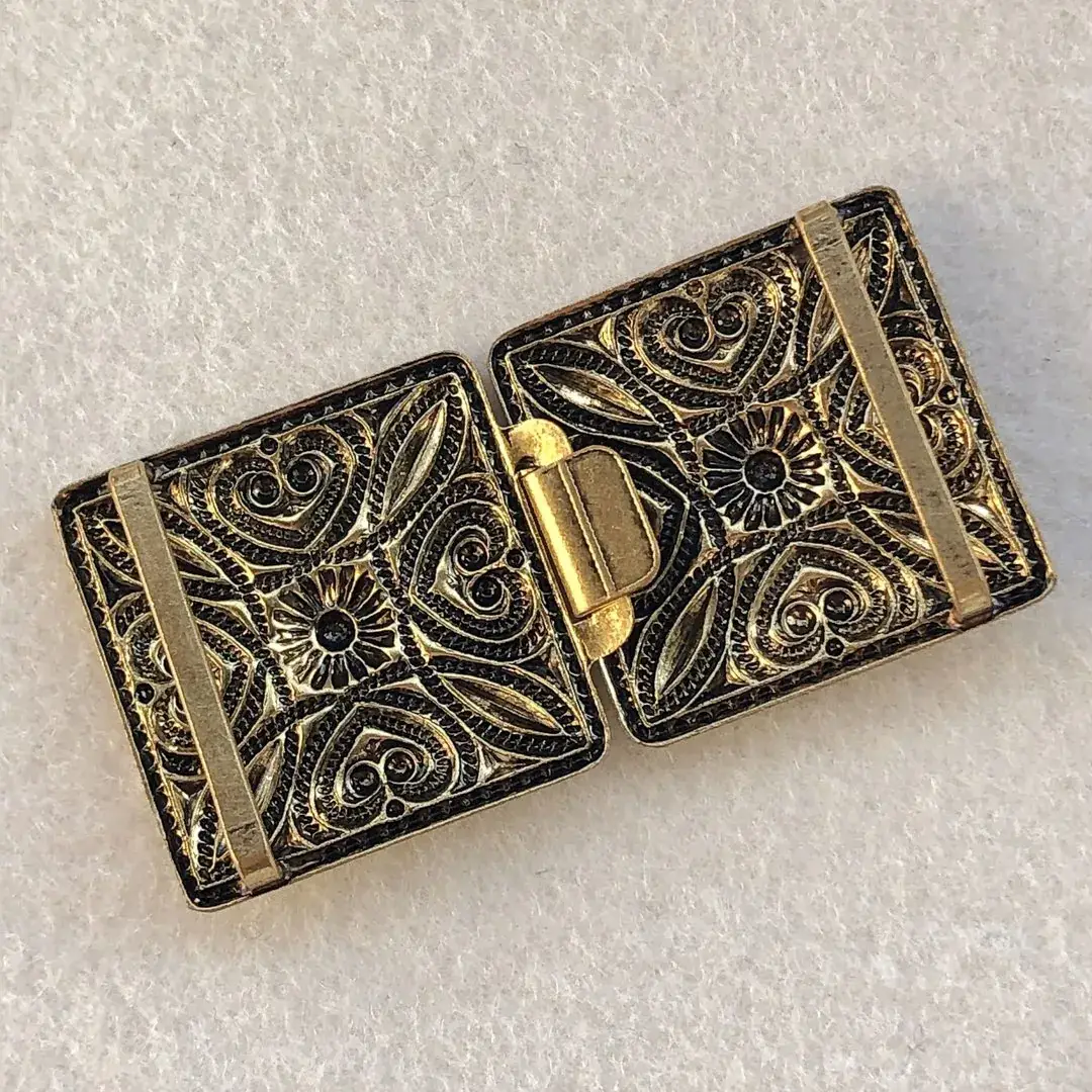 Dirndlschließe Schürzenschließe altgold No. 15 – Bild 8 – Chiemgauer Heimatwerk Trachten-Onlineshop Dirndlschließe Schürzenschließe altgold No. 15 - Bild 8 - Chiemgauer Heimatwerk Trachten-Onlineshop