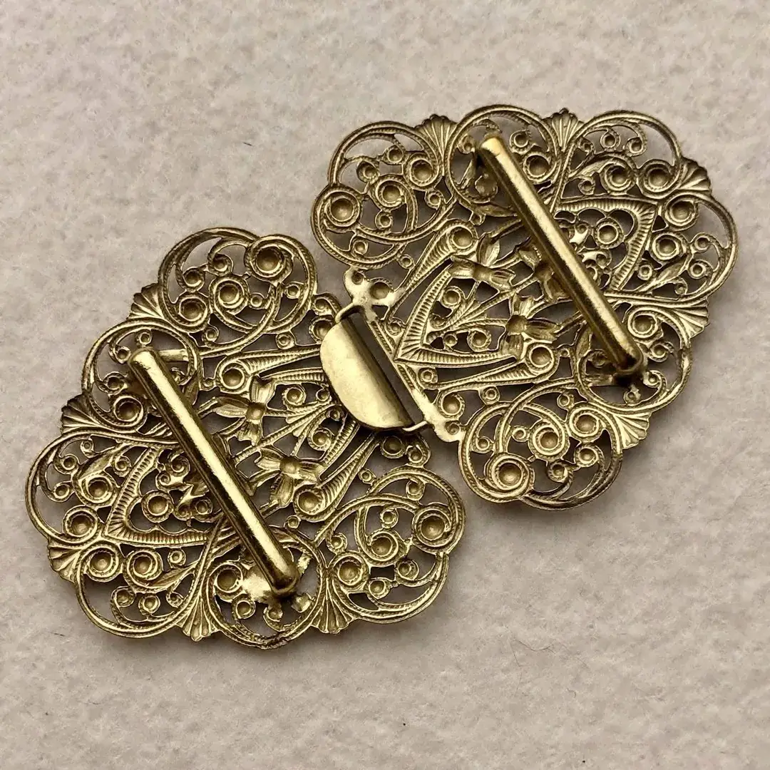 Dirndlschließe Schürzenschließe altgold No. 16 – Bild 3 – Chiemgauer Heimatwerk Trachten-Onlineshop Dirndlschließe Schürzenschließe altgold No. 16 - Bild 3 - Chiemgauer Heimatwerk Trachten-Onlineshop