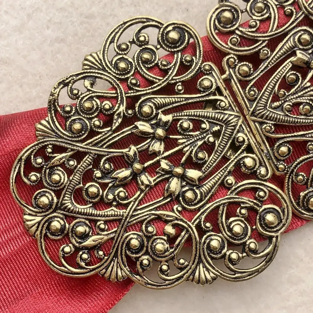 Dirndlschließe Schürzenschließe altgold No. 16 – Bild 6 – Chiemgauer Heimatwerk Trachten-Onlineshop Dirndlschließe Schürzenschließe altgold No. 16 - Bild 6 - Chiemgauer Heimatwerk Trachten-Onlineshop