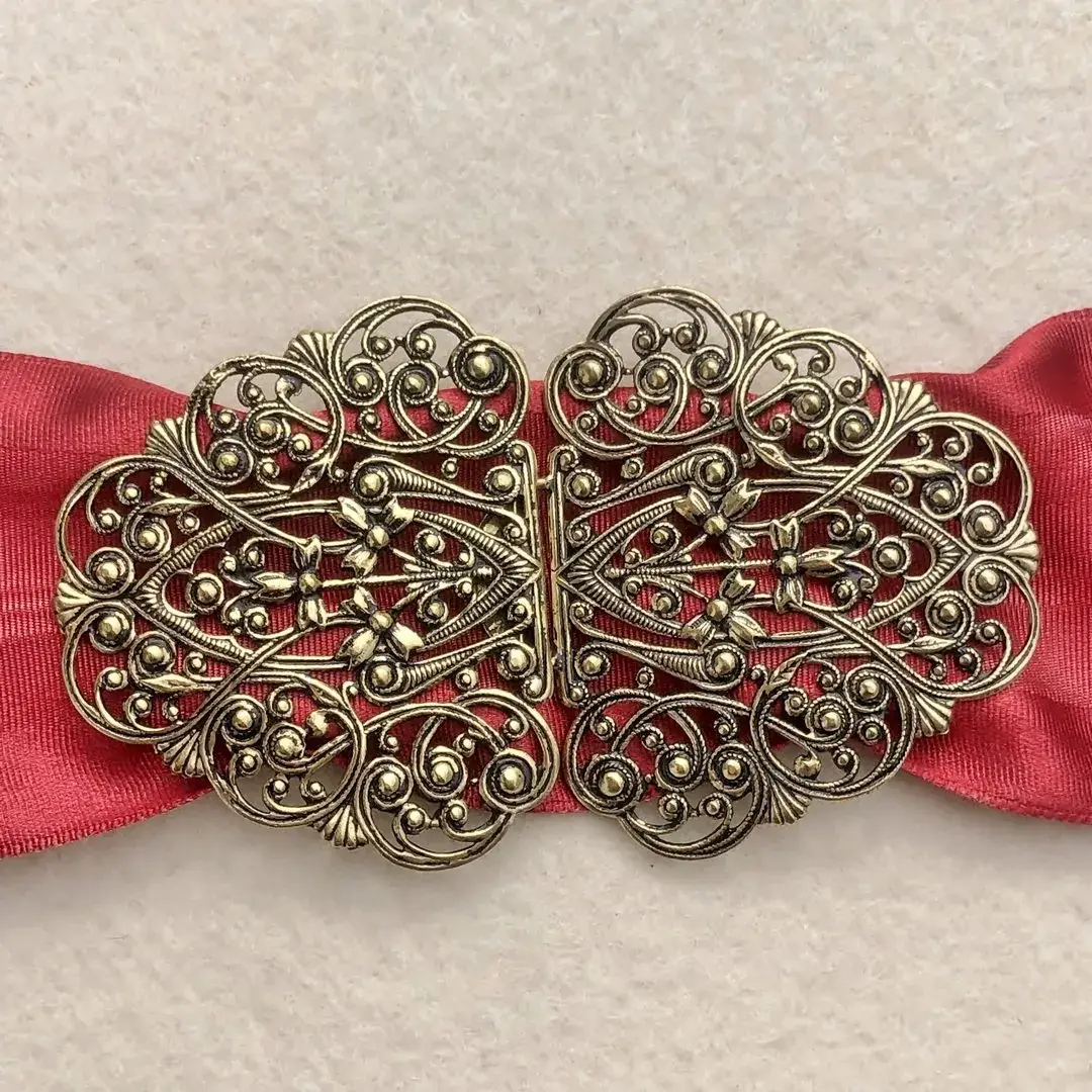 Dirndlschließe Schürzenschließe altgold No. 16 – Bild 9 – Chiemgauer Heimatwerk Trachten-Onlineshop Dirndlschließe Schürzenschließe altgold No. 16 - Bild 9 - Chiemgauer Heimatwerk Trachten-Onlineshop