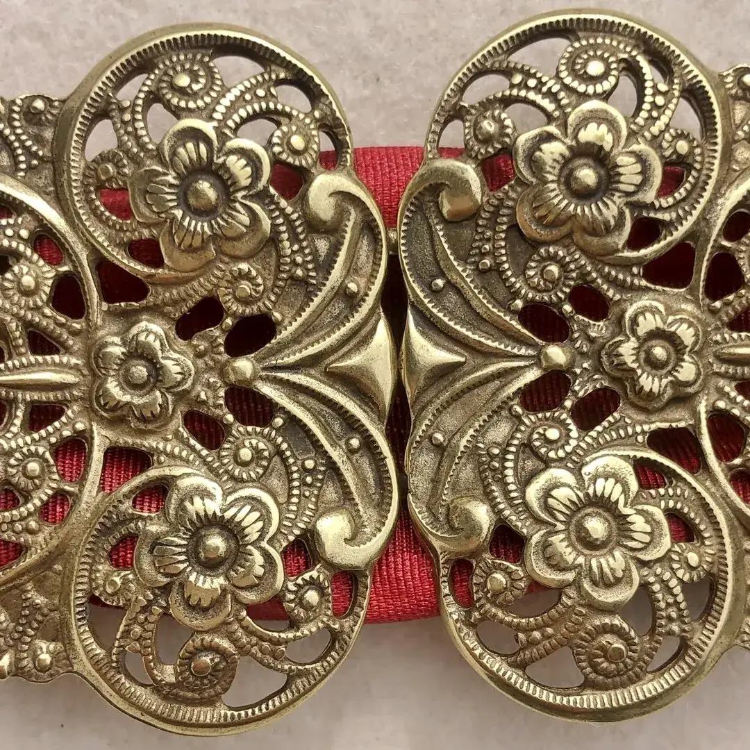 Dirndlschließe Schürzenschließe altgold No. 18 – Bild 11 – Chiemgauer Heimatwerk Trachten-Onlineshop Dirndlschließe Schürzenschließe altgold No. 18 - Bild 11 - Chiemgauer Heimatwerk Trachten-Onlineshop