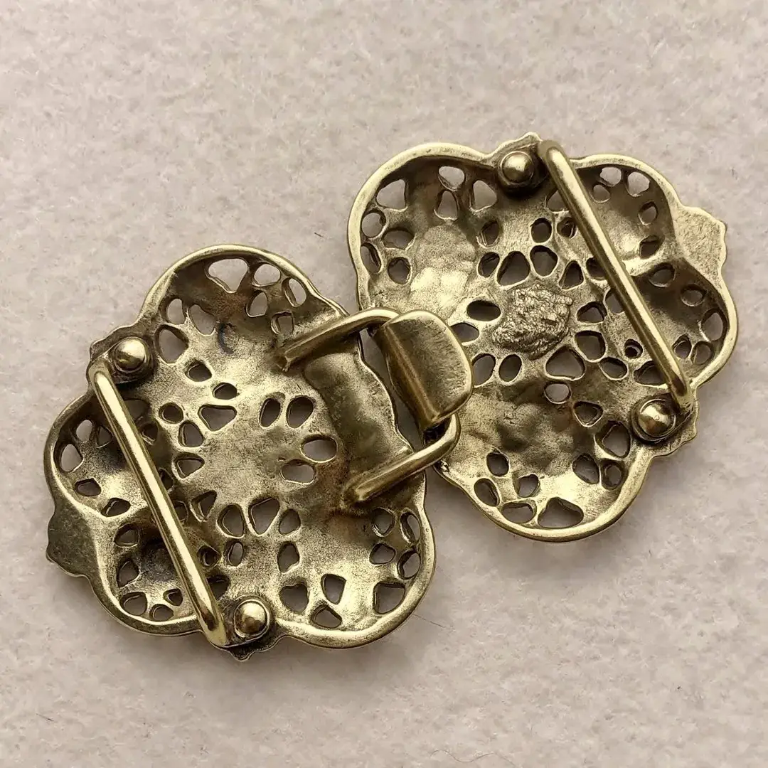 Dirndlschließe Schürzenschließe altgold No. 18 – Bild 3 – Chiemgauer Heimatwerk Trachten-Onlineshop Dirndlschließe Schürzenschließe altgold No. 18 - Bild 3 - Chiemgauer Heimatwerk Trachten-Onlineshop