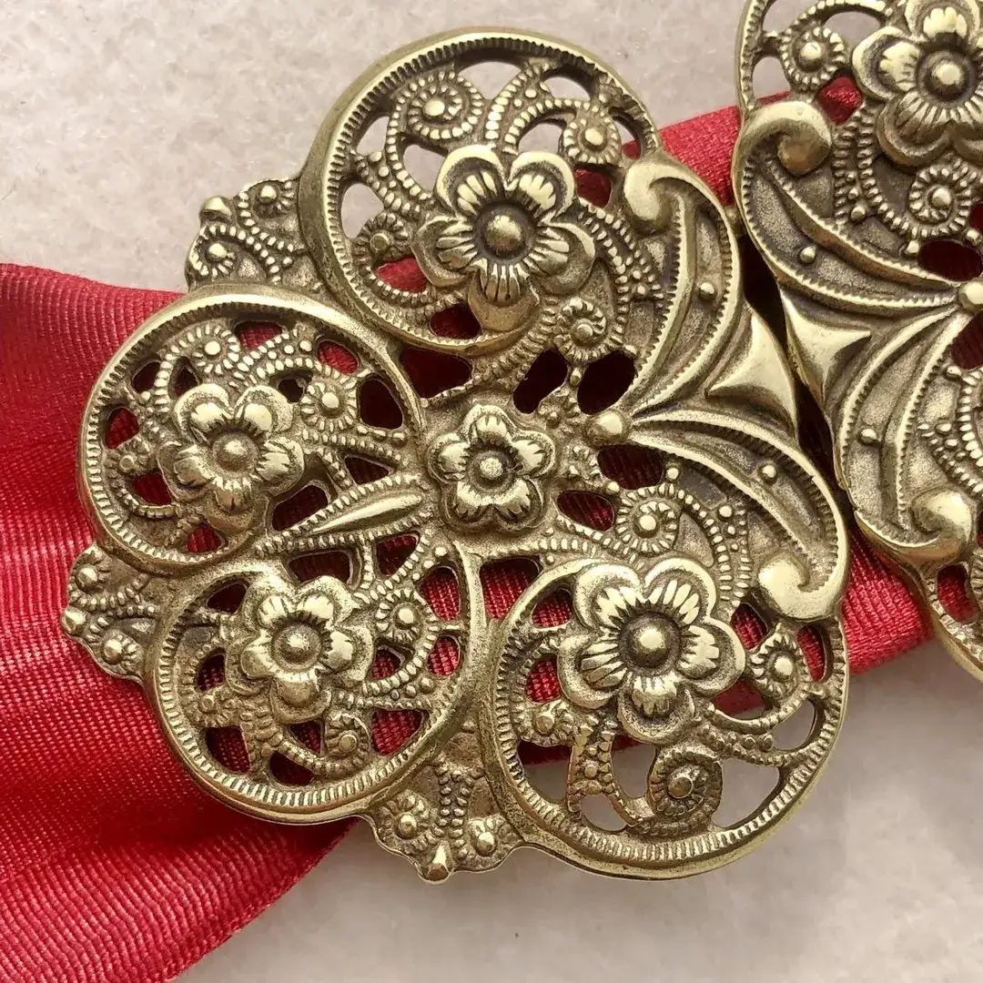 Dirndlschließe Schürzenschließe altgold No. 18 – Bild 6 – Chiemgauer Heimatwerk Trachten-Onlineshop Dirndlschließe Schürzenschließe altgold No. 18 - Bild 6 - Chiemgauer Heimatwerk Trachten-Onlineshop
