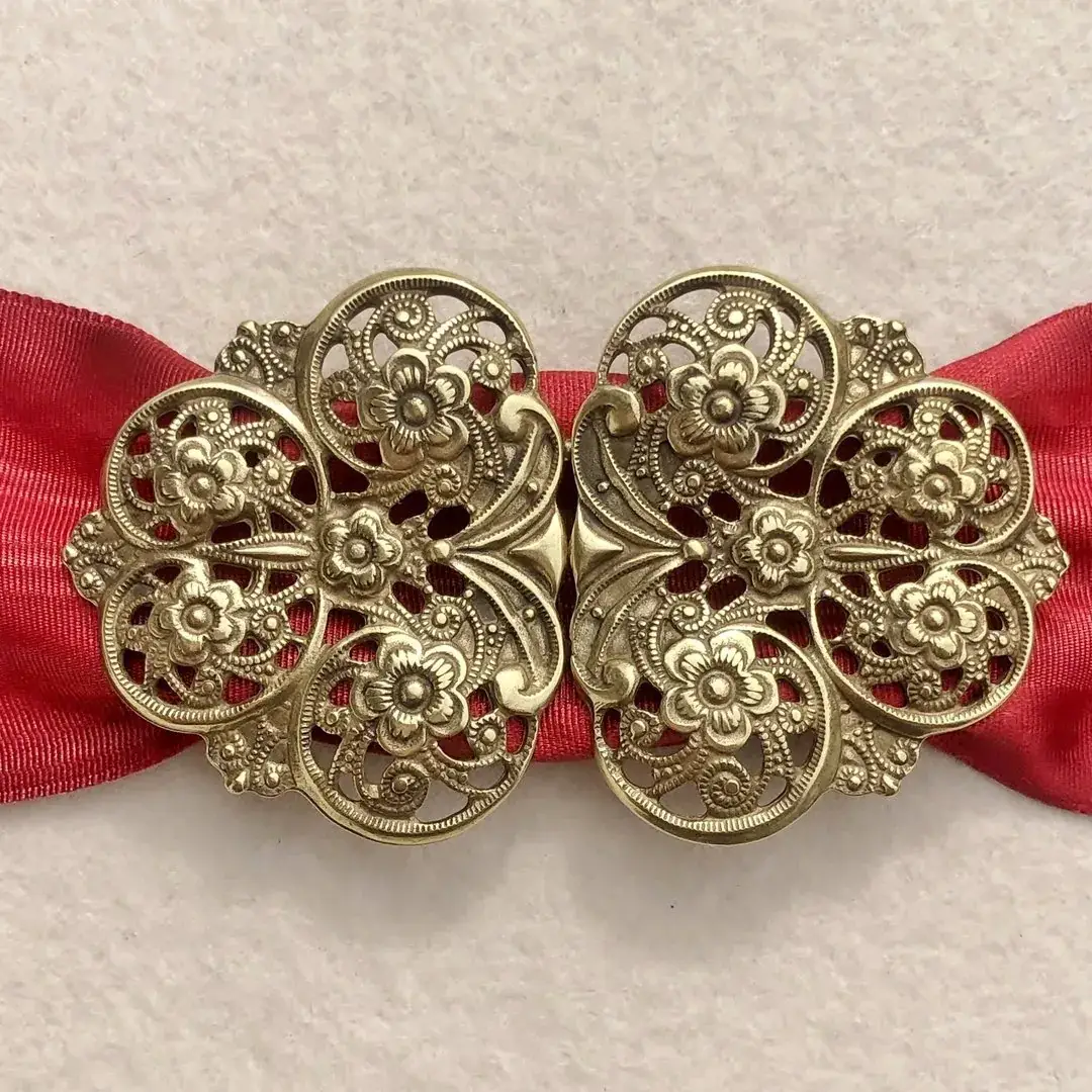 Dirndlschließe Schürzenschließe altgold No. 18 – Bild 8 – Chiemgauer Heimatwerk Trachten-Onlineshop Dirndlschließe Schürzenschließe altgold No. 18 - Bild 8 - Chiemgauer Heimatwerk Trachten-Onlineshop