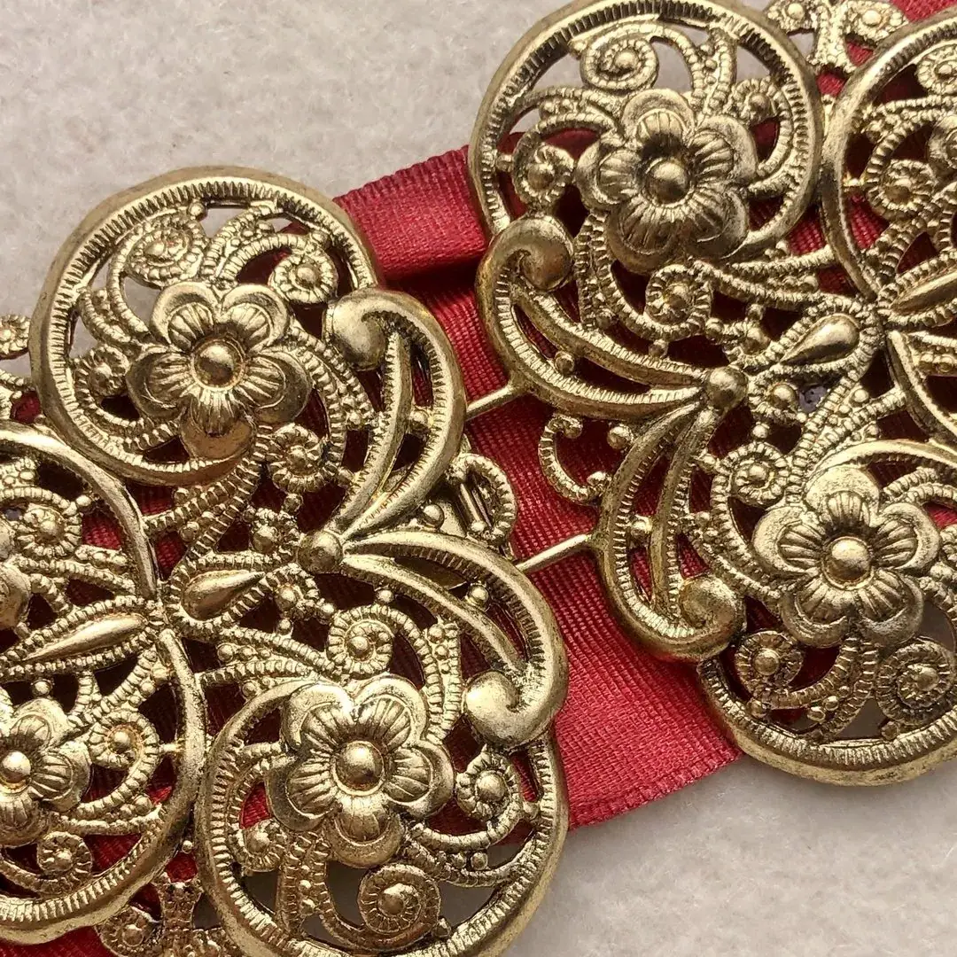 Dirndlschließe Schürzenschließe altgold No. 19 – Bild 10 – Chiemgauer Heimatwerk Trachten-Onlineshop Dirndlschließe Schürzenschließe altgold No. 19 - Bild 10 - Chiemgauer Heimatwerk Trachten-Onlineshop