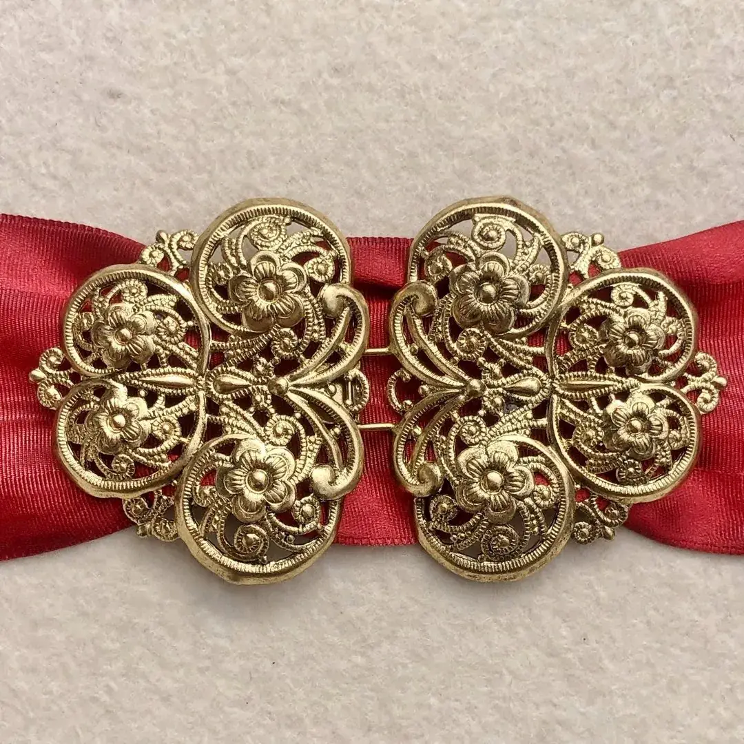Dirndlschließe Schürzenschließe altgold No. 19 – Bild 11 – Chiemgauer Heimatwerk Trachten-Onlineshop Dirndlschließe Schürzenschließe altgold No. 19 - Bild 11 - Chiemgauer Heimatwerk Trachten-Onlineshop