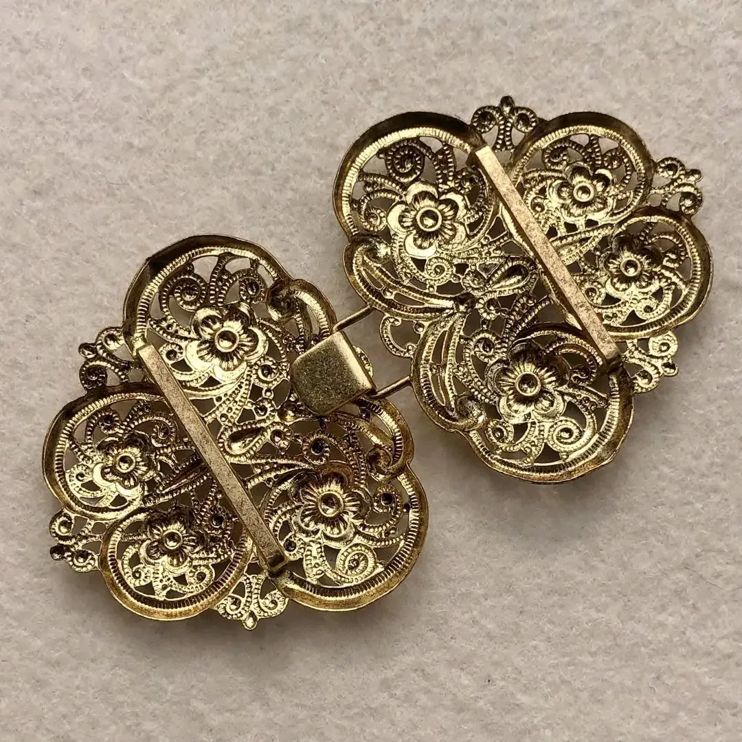 Dirndlschließe Schürzenschließe altgold No. 19 – Bild 4 – Chiemgauer Heimatwerk Trachten-Onlineshop Dirndlschließe Schürzenschließe altgold No. 19 - Bild 4 - Chiemgauer Heimatwerk Trachten-Onlineshop
