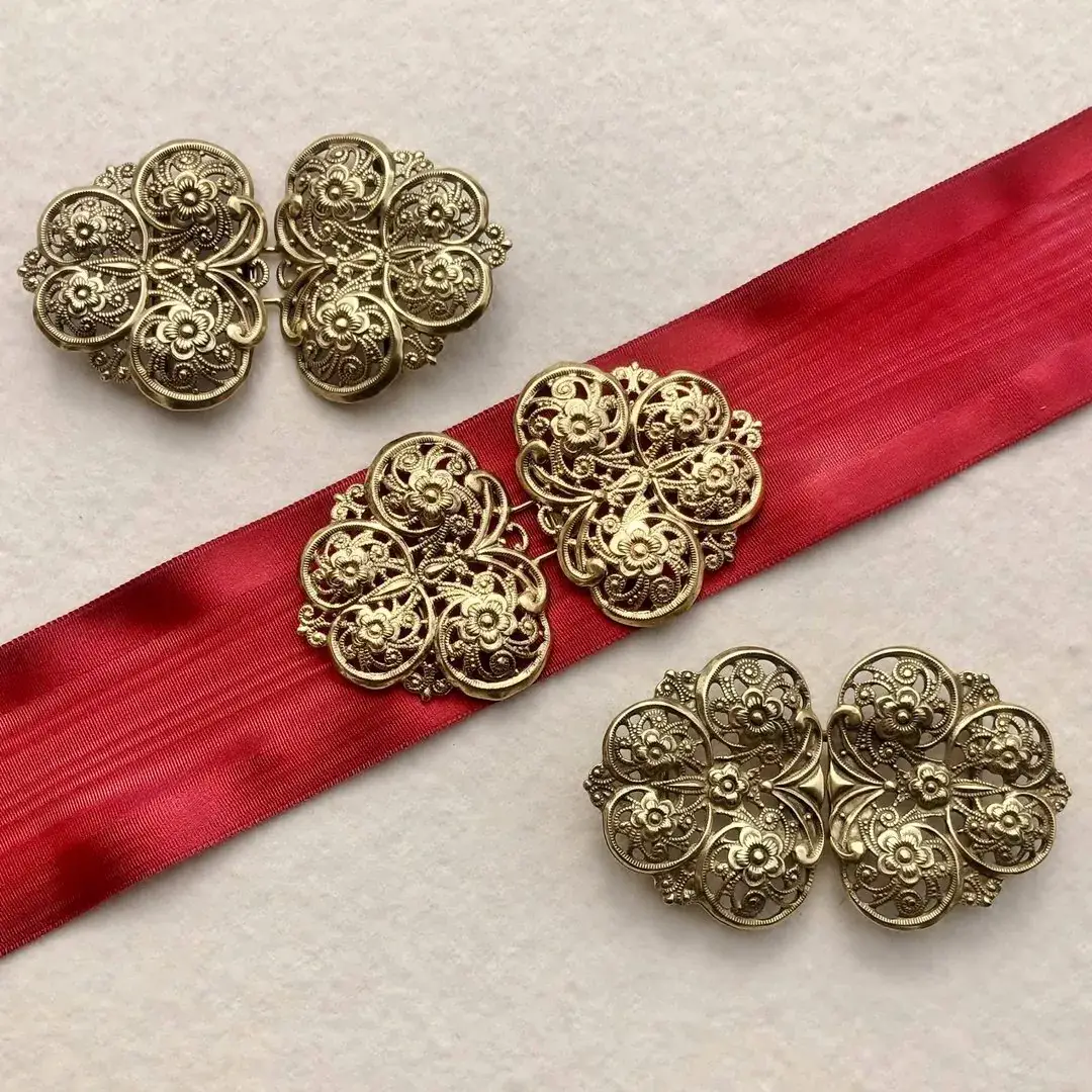 Dirndlschließe Schürzenschließe altgold No. 19 – Bild 5 – Chiemgauer Heimatwerk Trachten-Onlineshop Dirndlschließe Schürzenschließe altgold No. 19 - Bild 5 - Chiemgauer Heimatwerk Trachten-Onlineshop