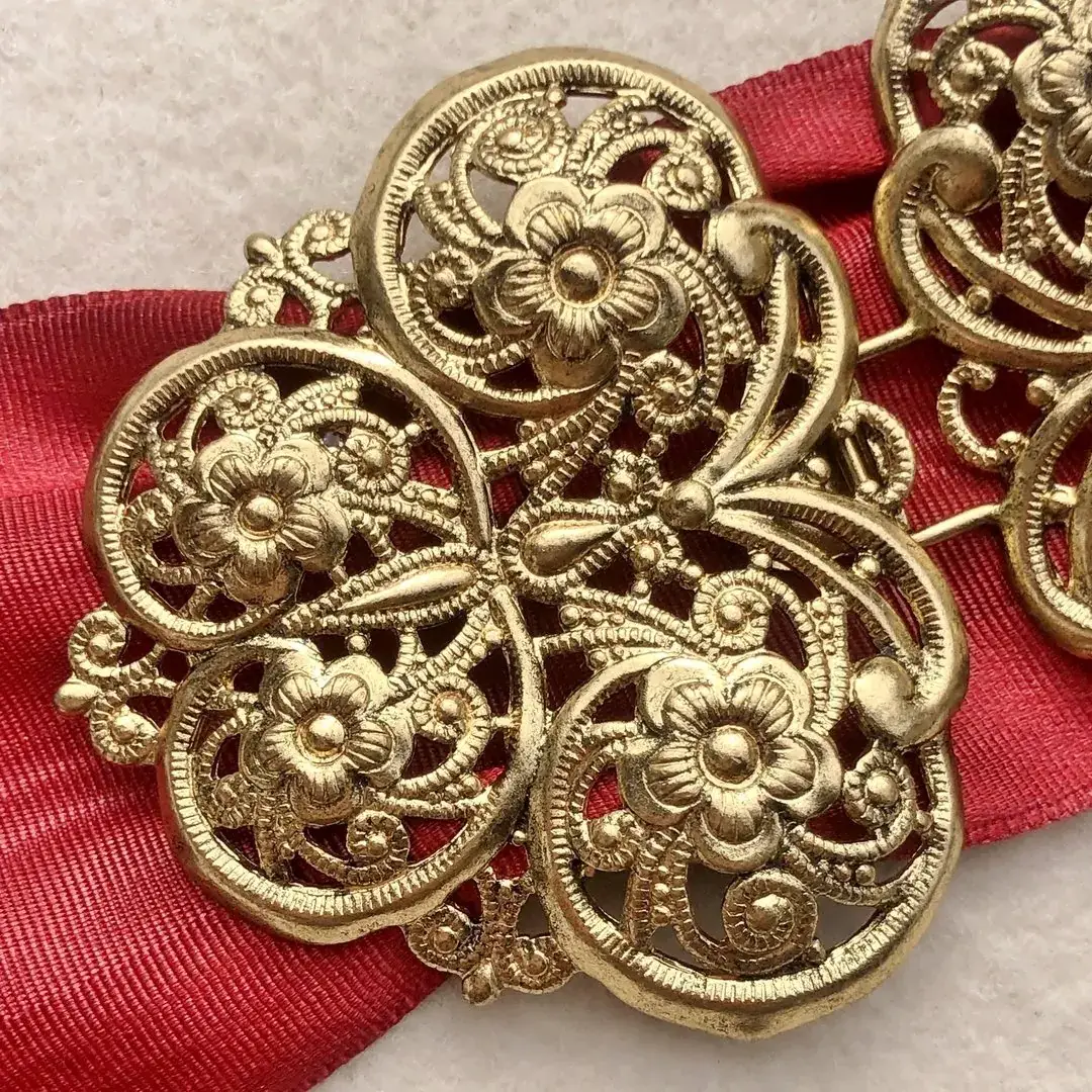 Dirndlschließe Schürzenschließe altgold No. 19 – Bild 8 – Chiemgauer Heimatwerk Trachten-Onlineshop Dirndlschließe Schürzenschließe altgold No. 19 - Bild 8 - Chiemgauer Heimatwerk Trachten-Onlineshop