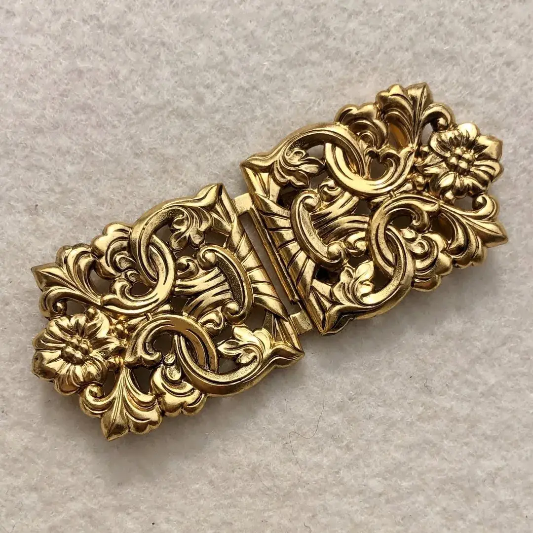 Dirndlschließe Schürzenschließe altgold No. 20 – Bild 10 – Chiemgauer Heimatwerk Trachten-Onlineshop Dirndlschließe Schürzenschließe altgold No. 20 - Bild 10 - Chiemgauer Heimatwerk Trachten-Onlineshop