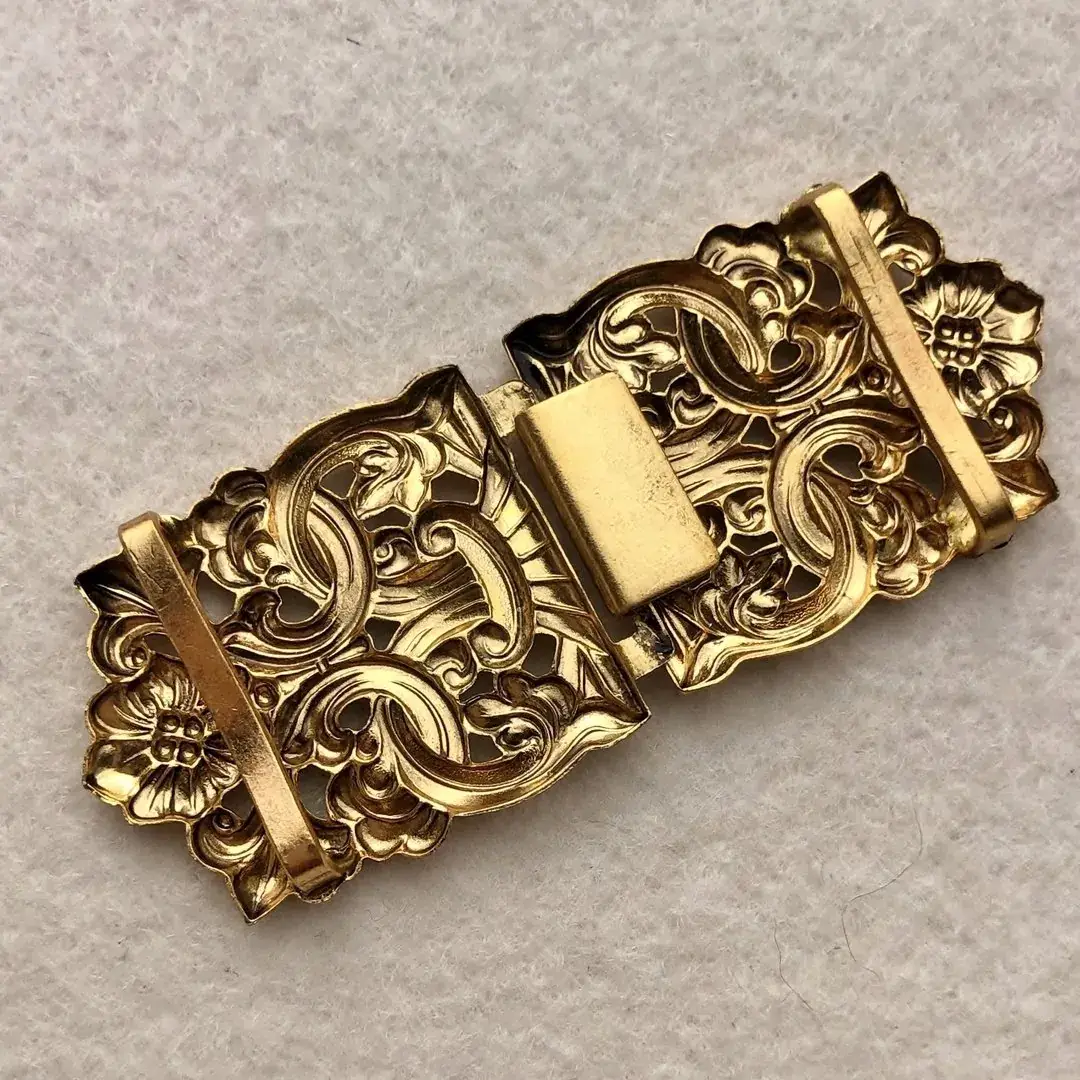 Dirndlschließe Schürzenschließe altgold No. 20 – Bild 16 – Chiemgauer Heimatwerk Trachten-Onlineshop Dirndlschließe Schürzenschließe altgold No. 20 - Bild 16 - Chiemgauer Heimatwerk Trachten-Onlineshop