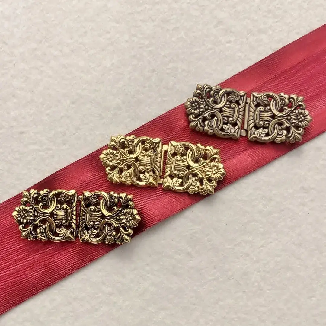 Dirndlschließe Schürzenschließe altgold No. 20 – Bild 18 – Chiemgauer Heimatwerk Trachten-Onlineshop Dirndlschließe Schürzenschließe altgold No. 20 - Bild 18 - Chiemgauer Heimatwerk Trachten-Onlineshop