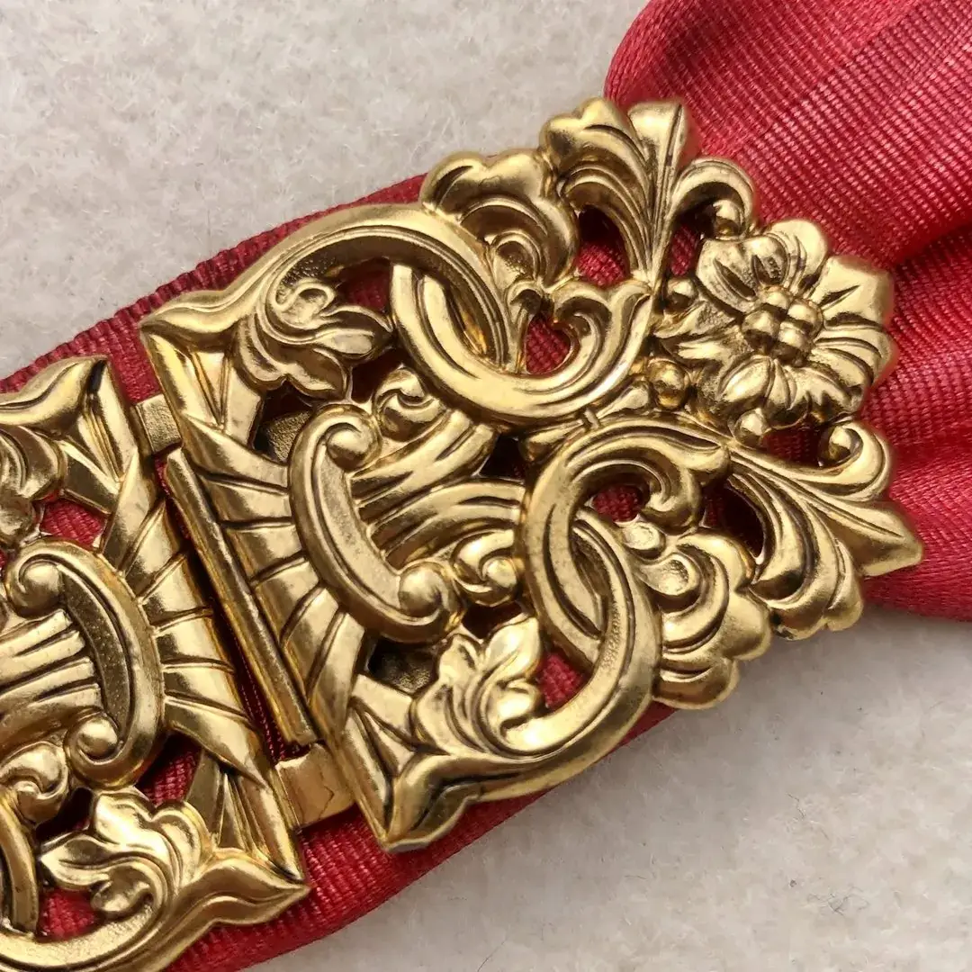 Dirndlschließe Schürzenschließe altgold No. 20 – Bild 6 – Chiemgauer Heimatwerk Trachten-Onlineshop Dirndlschließe Schürzenschließe altgold No. 20 - Bild 6 - Chiemgauer Heimatwerk Trachten-Onlineshop