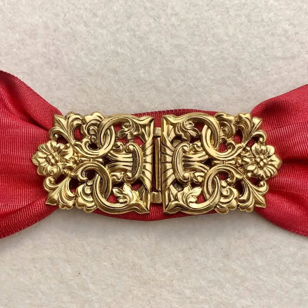Dirndlschließe Schürzenschließe altgold No. 20 – Bild 8 – Chiemgauer Heimatwerk Trachten-Onlineshop Dirndlschließe Schürzenschließe altgold No. 20 - Bild 8 - Chiemgauer Heimatwerk Trachten-Onlineshop