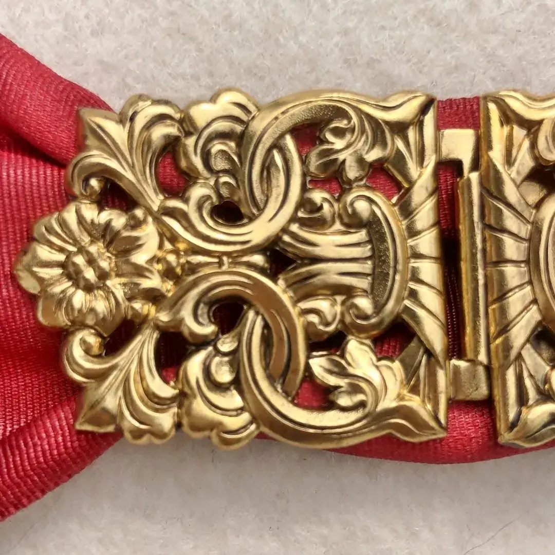 Dirndlschließe Schürzenschließe altgold No. 20 – Bild 9 – Chiemgauer Heimatwerk Trachten-Onlineshop Dirndlschließe Schürzenschließe altgold No. 20 - Bild 9 - Chiemgauer Heimatwerk Trachten-Onlineshop
