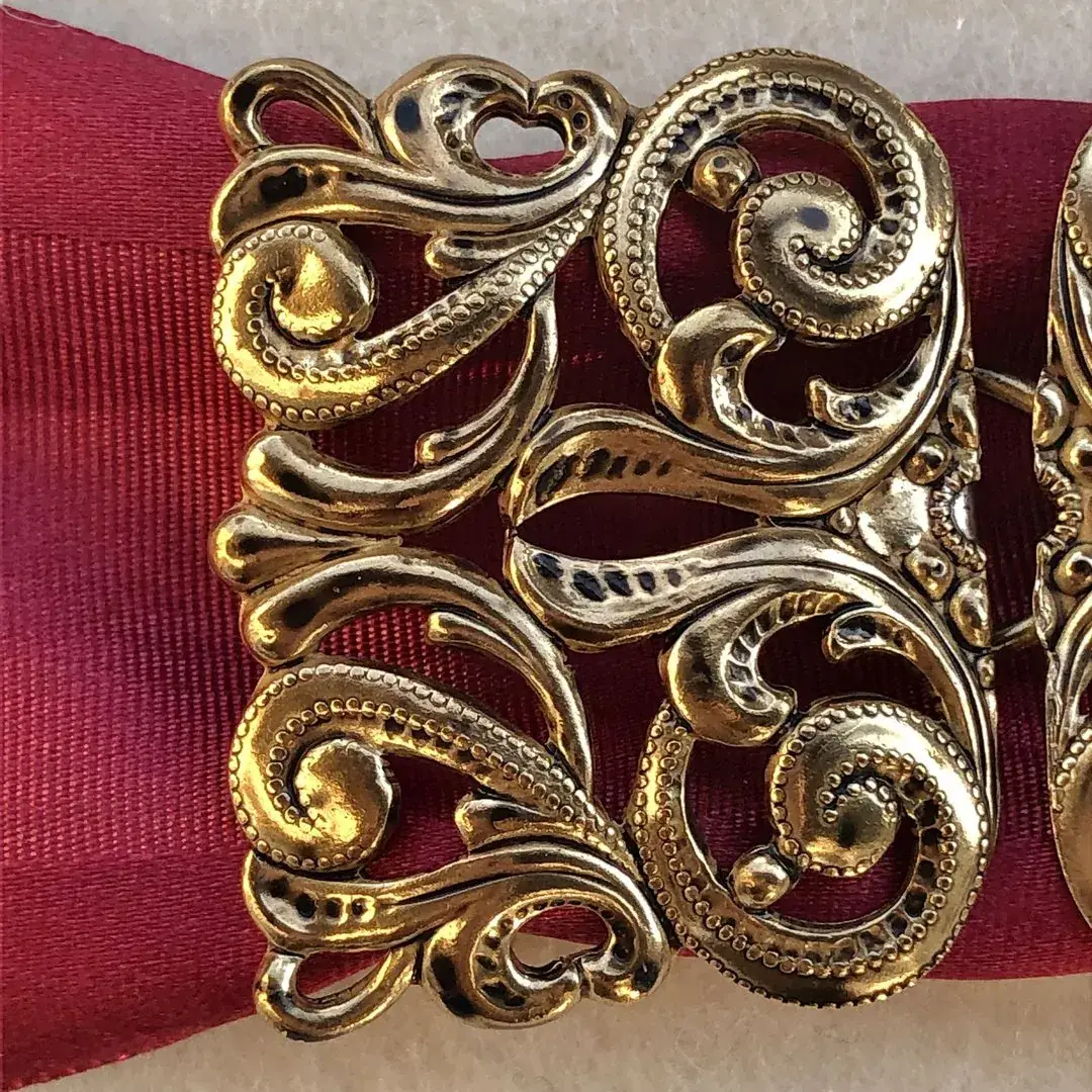 Dirndlschließe Schürzenschließe altgold No. 21 – Bild 10 – Chiemgauer Heimatwerk Trachten-Onlineshop Dirndlschließe Schürzenschließe altgold No. 21 - Bild 10 - Chiemgauer Heimatwerk Trachten-Onlineshop