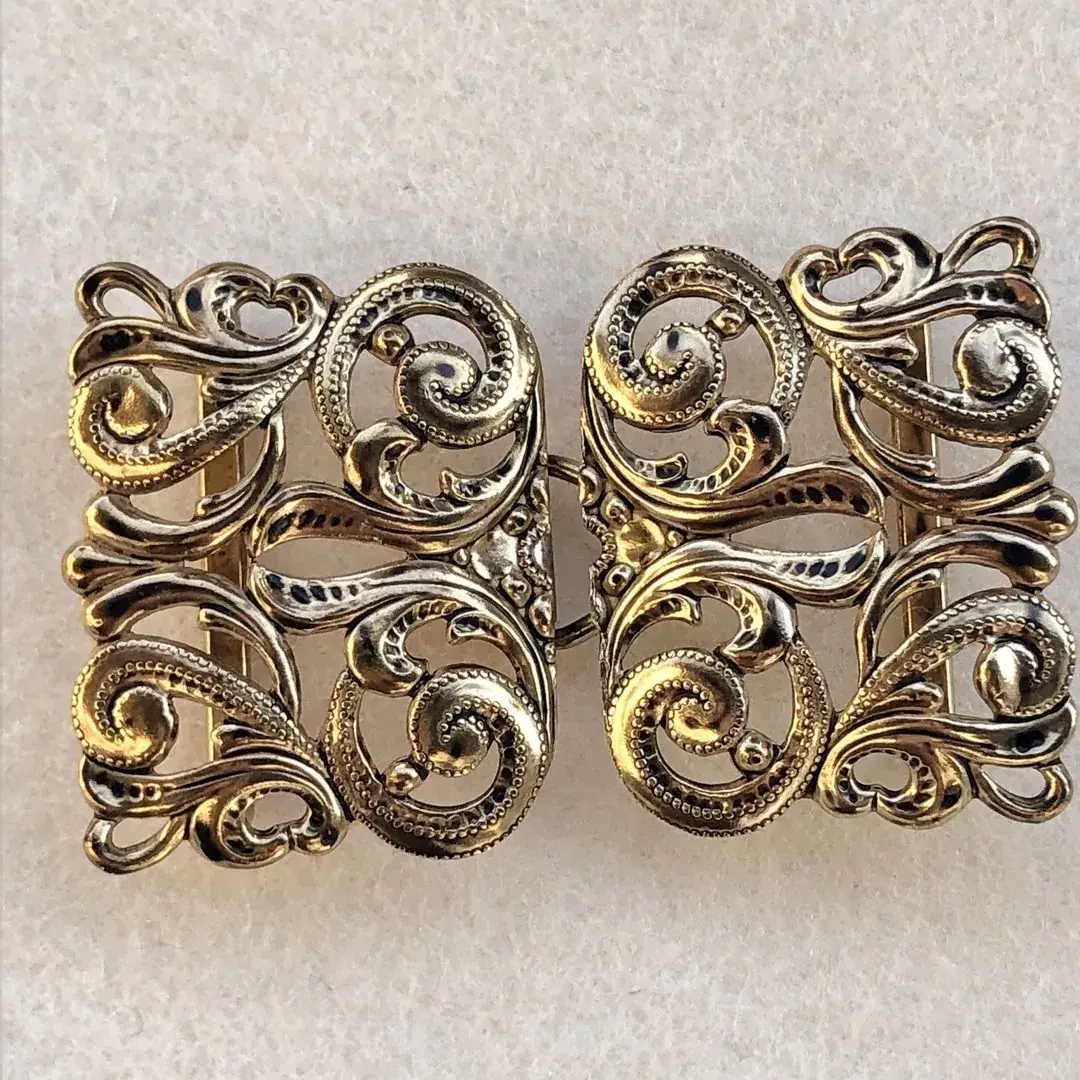 Dirndlschließe Schürzenschließe altgold No. 21 – Bild 15 – Chiemgauer Heimatwerk Trachten-Onlineshop Dirndlschließe Schürzenschließe altgold No. 21 - Bild 15 - Chiemgauer Heimatwerk Trachten-Onlineshop