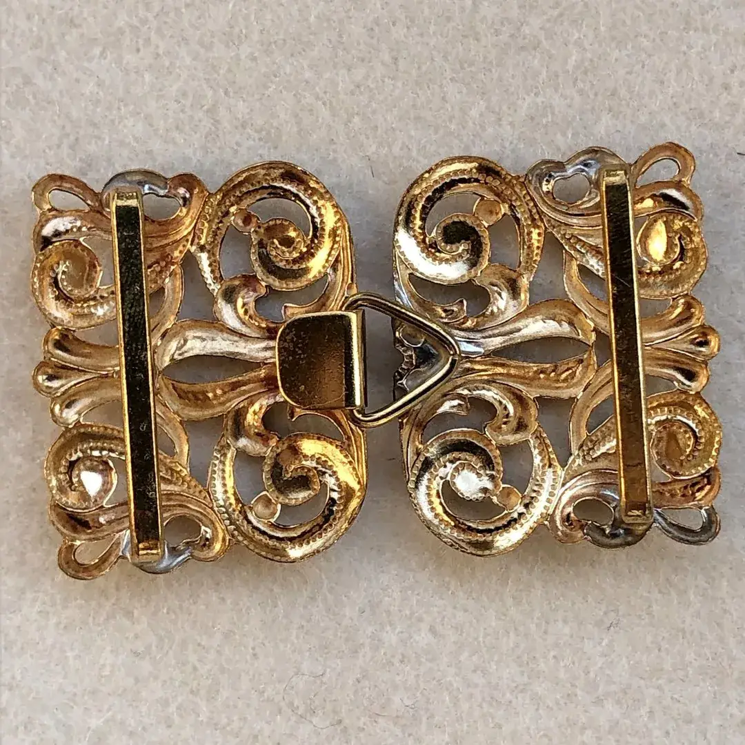 Dirndlschließe Schürzenschließe altgold No. 21 – Bild 18 – Chiemgauer Heimatwerk Trachten-Onlineshop Dirndlschließe Schürzenschließe altgold No. 21 - Bild 18 - Chiemgauer Heimatwerk Trachten-Onlineshop