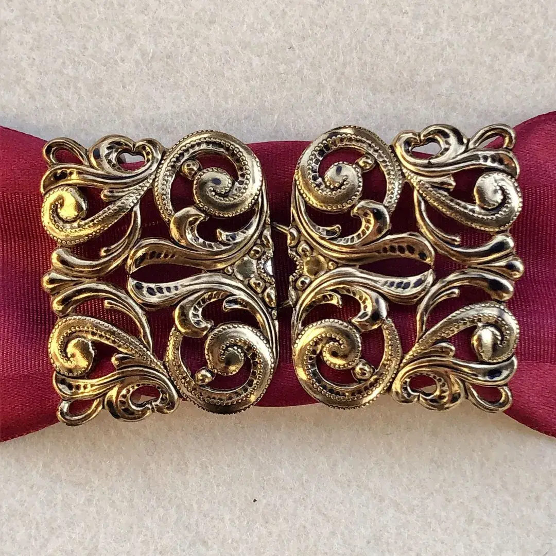 Dirndlschließe Schürzenschließe altgold No. 21 – Bild 8 – Chiemgauer Heimatwerk Trachten-Onlineshop Dirndlschließe Schürzenschließe altgold No. 21 - Bild 8 - Chiemgauer Heimatwerk Trachten-Onlineshop
